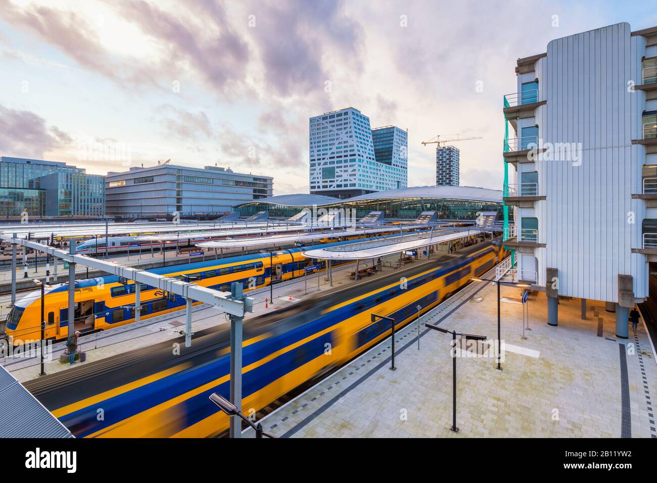 Salida Del Tren En La Estación Central De Utrecht, Países Bajos. Al estar situado en el centro del país, la estación central de Utrecht es un importante centro de tránsito. Foto de stock
