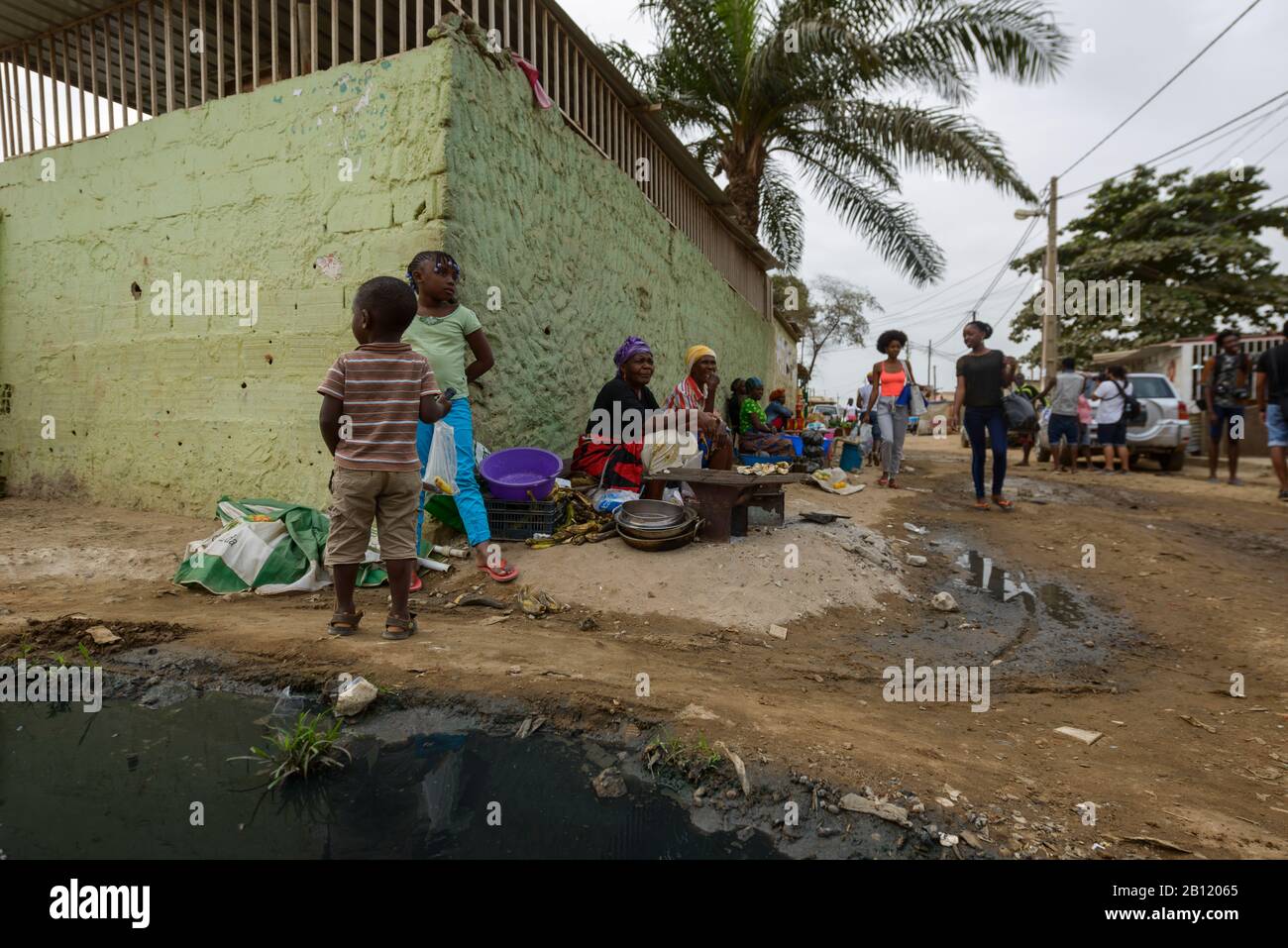 Viviendo en Bairro Rangel, un museq, barrio pobre de Luanda, Angola, África Foto de stock