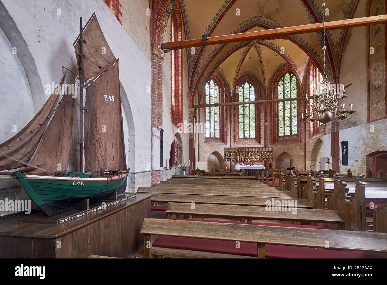 Vista interior de la iglesia con Zeesenboot en Kirchdorf, Insel Poel,, Mecklenburg-Vorpommern, Alemania Foto de stock