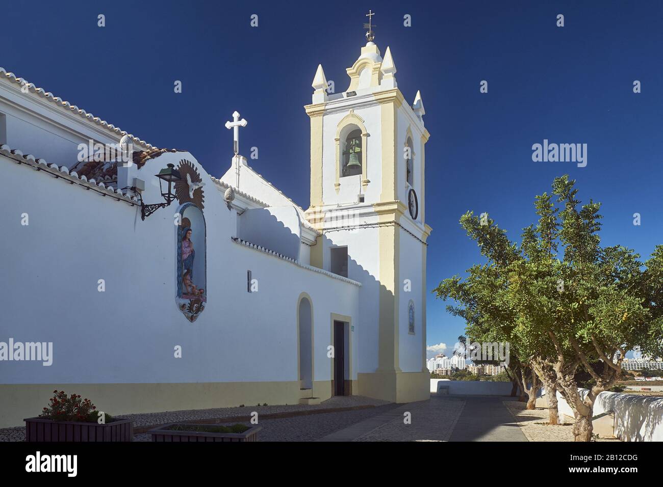 Igreja de Ferragudo iglesia, Ferragudo, Faro, Algarve, Portugal Foto de stock