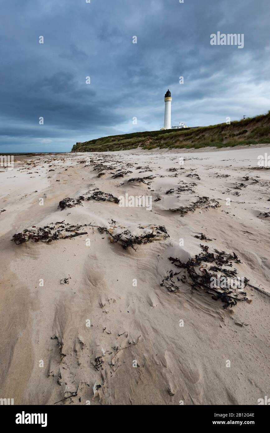Estado de ánimo sombrío sobre la costa escocesa, Lossiemouth, Moray Firth, Scotland, Reino Unido Foto de stock
