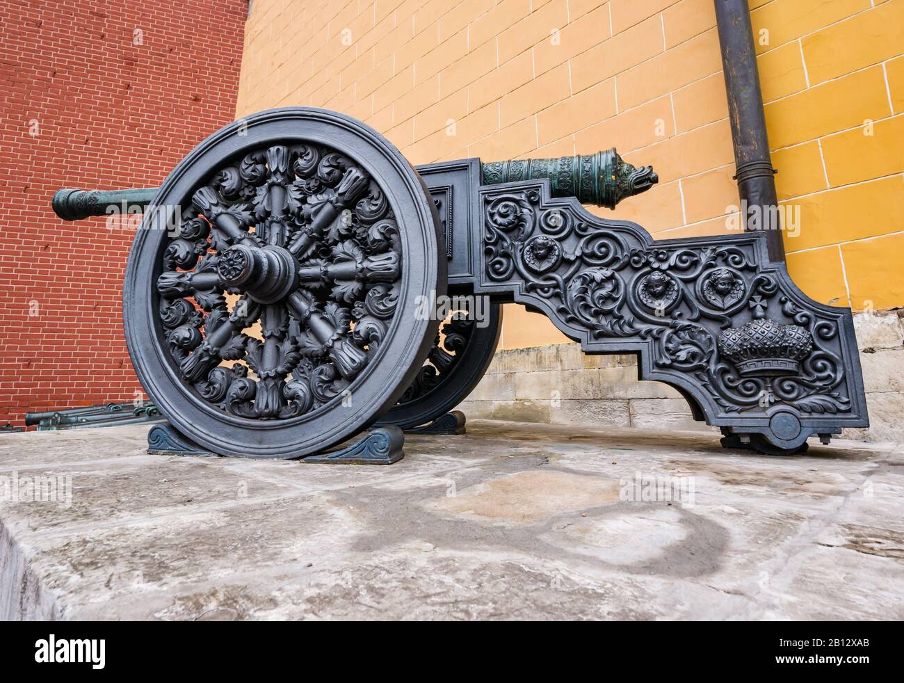 Cañón de artillería decorativo histórico de bronce, Kremlin, Moscú, Federación Rusa Foto de stock