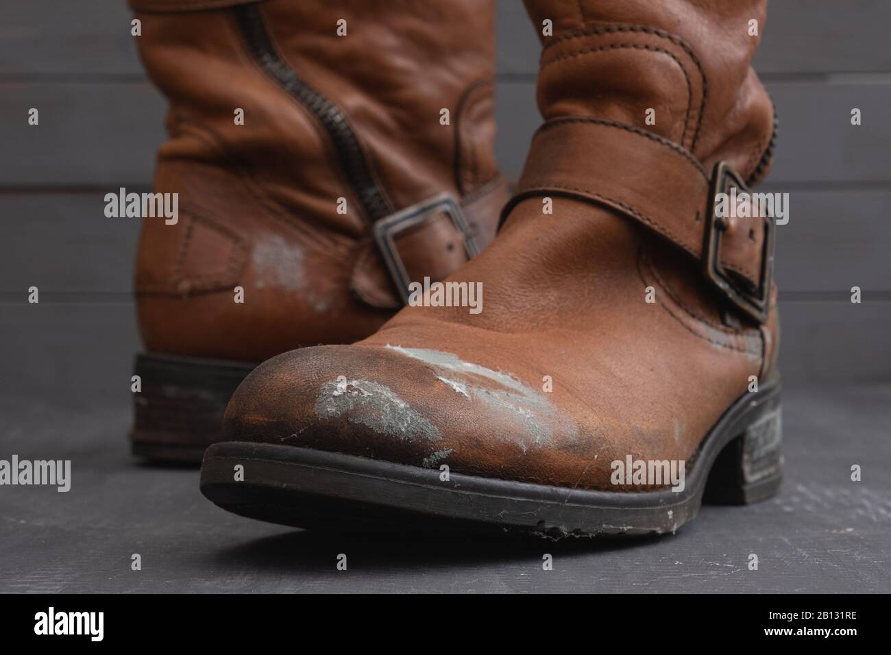 Moho creciendo en zapatos de cuero / botas Fotografía de stock - Alamy