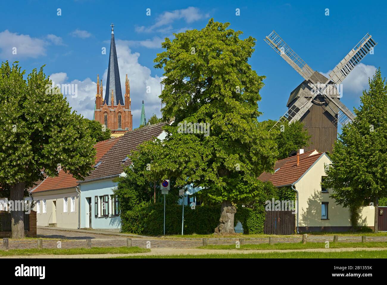 Centro histórico con molino de viento y la Iglesia del Espíritu Santo en Werder, Brandeburgo, Alemania Foto de stock