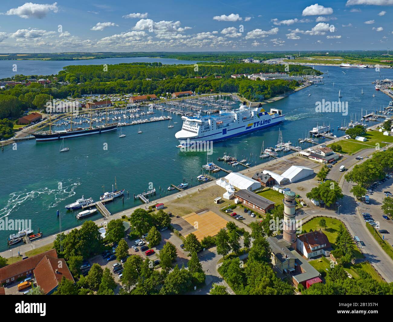 Vista de Travemünde con tráfico de barcos,Schleswig-Holstein,Alemania Foto de stock