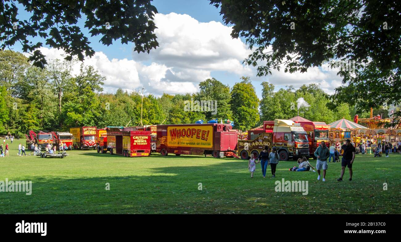 Basingstoke, Reino Unido - 1 de septiembre de 2019: Familias que disfrutan de los paseos por el patrimonio en la feria Carter's Steam Fair en el War Memorial Park, Basingstoke, Hampshire Foto de stock