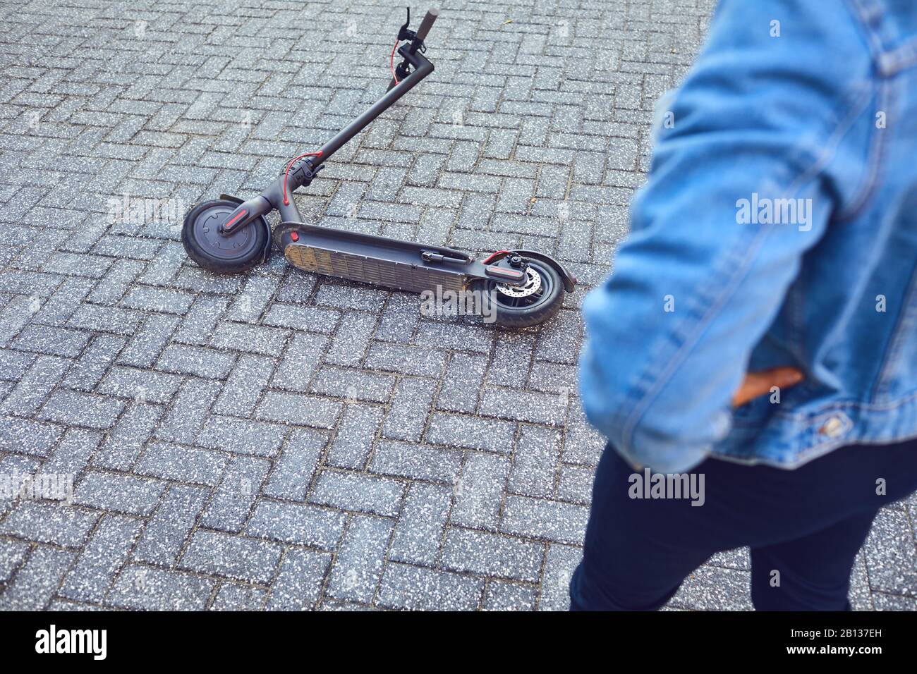 Un scooter eléctrico roto se encuentra en el pavimento de una calle de la  ciudad Fotografía de stock - Alamy