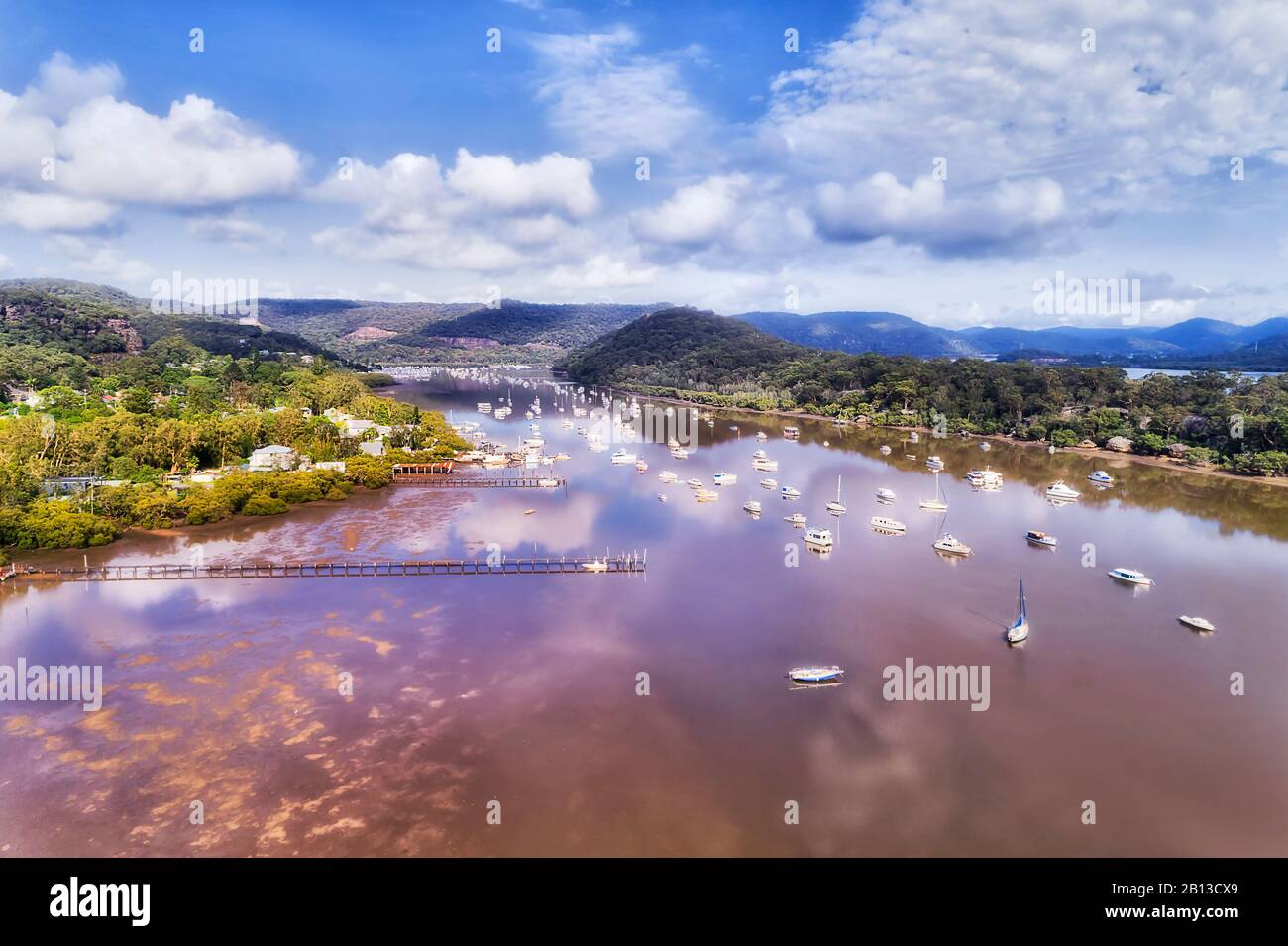 Pequeño pueblo de pescadores de acuicultura en el río Hawkesbury en Australia, cerca de Sydney, aguas tranquilas con puerto deportivo y granjas de ostras. Foto de stock