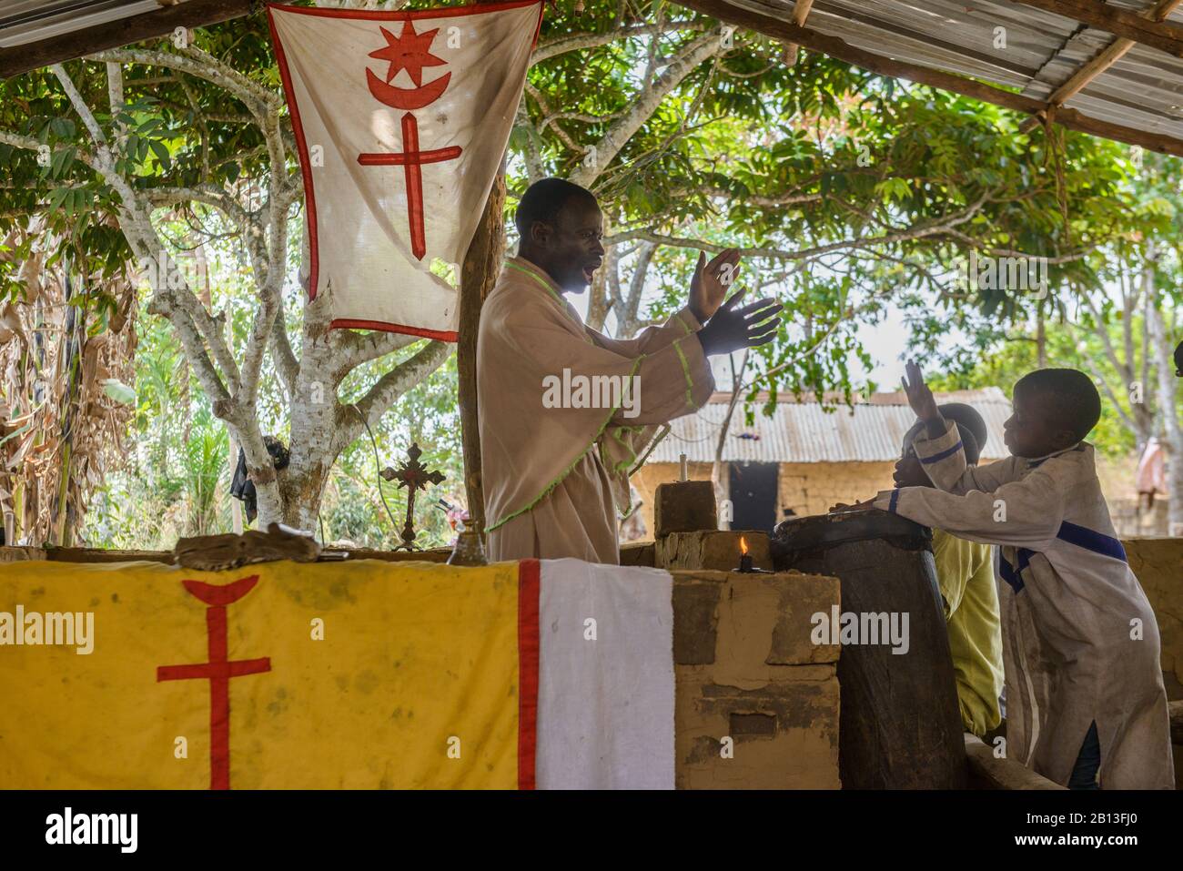 Iglesia clandestina, curación espiritual y masa en la República del Congo, África Foto de stock