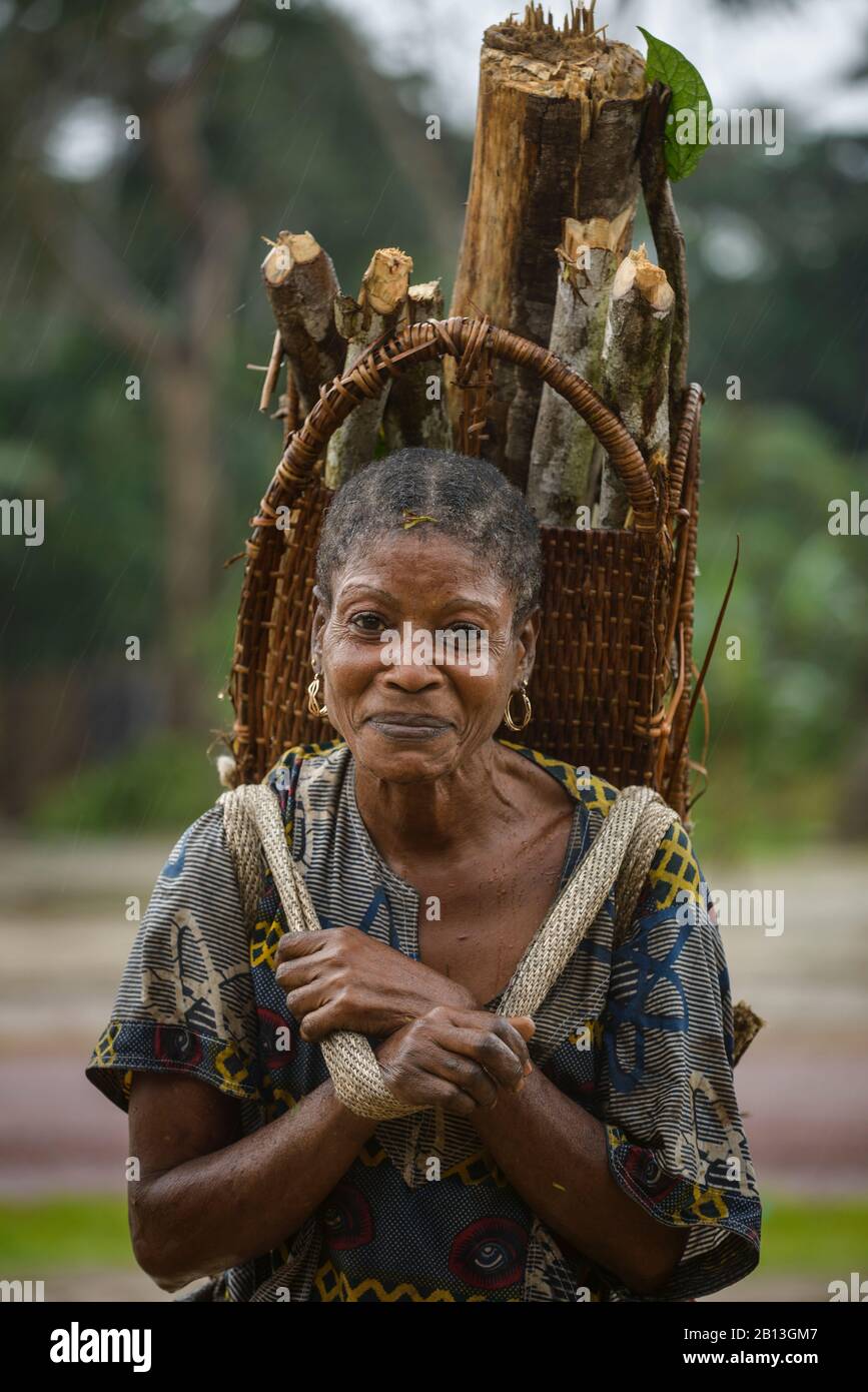 Mujer con cesta,Gabón,África Central Foto de stock