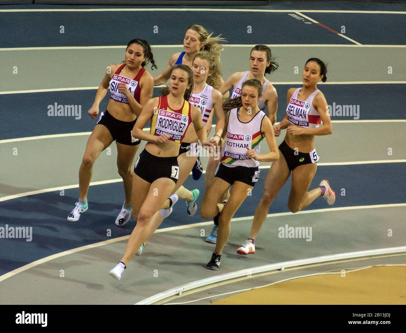 Glasgow, Escocia, Reino Unido. 22 de febrero de 2020. Competidores en acción durante los 1,500 metros femeninos (heat 1), durante el día 1 del Campeonato Británico de Atletismo de GLASGOW 2020, en el Emirates Arena. Crédito: Iain Mcguinness/Alamy Live News Foto de stock