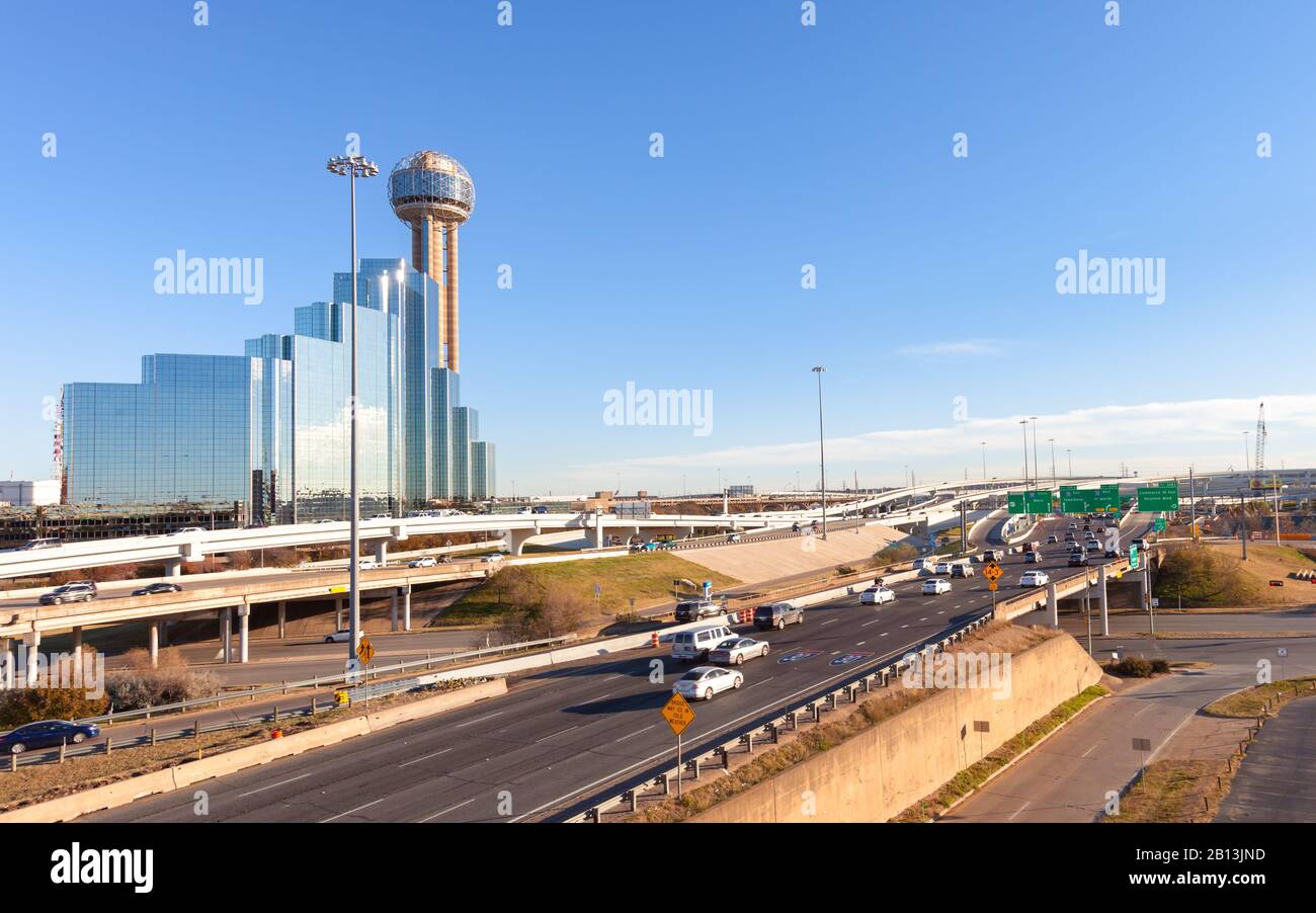 El horizonte de Dallas, Texas, con vistas al tráfico en la Interstate 30, con señales de dirección hacia Waco, Texarkana y Ft. Vale la pena en un soleado día de verano Foto de stock