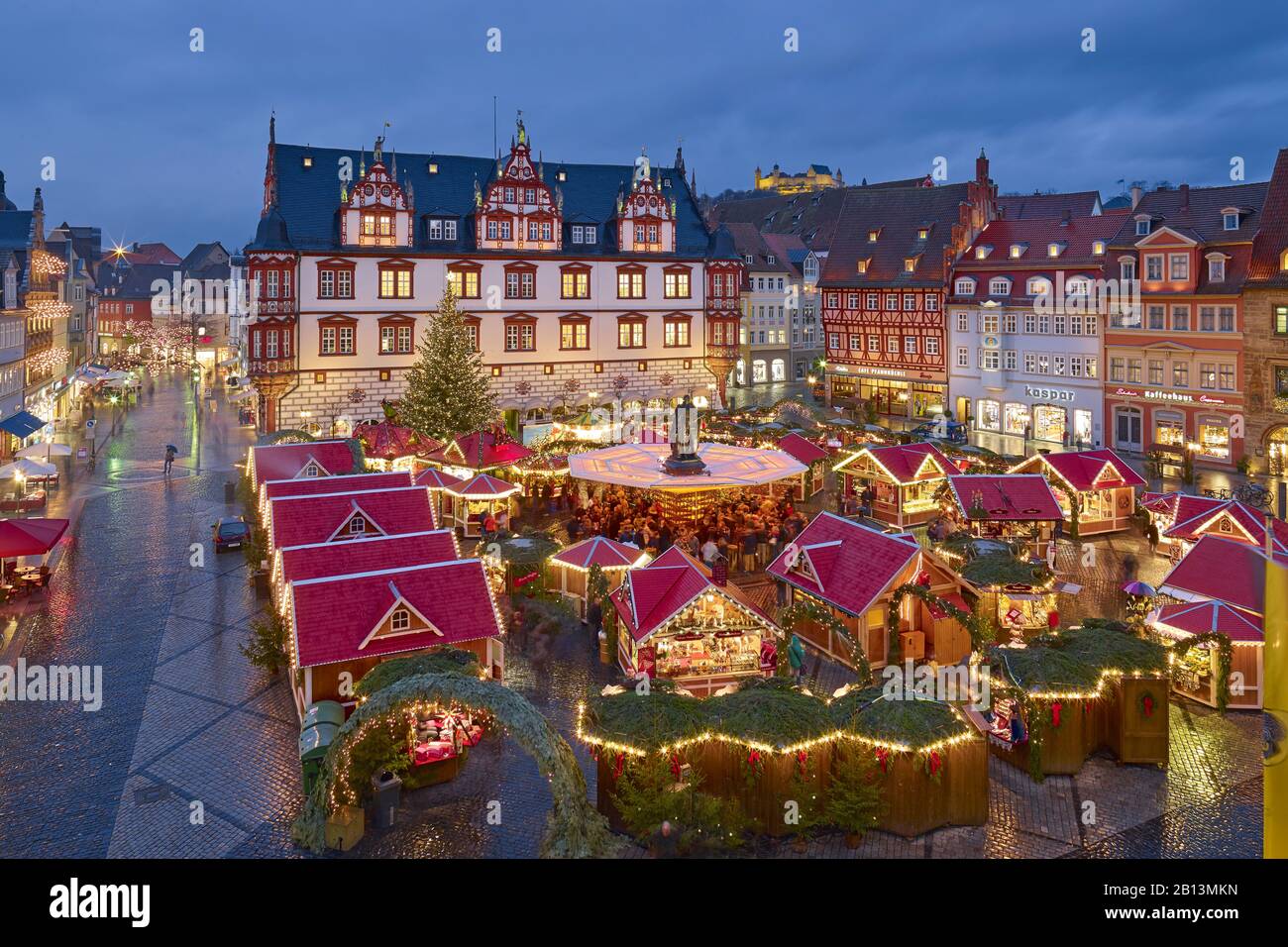 Mercado de Navidad con Casa de Pueblo, ex cerrorería ducal en Coburg, Franconia Superior, Baviera, Alemania Foto de stock