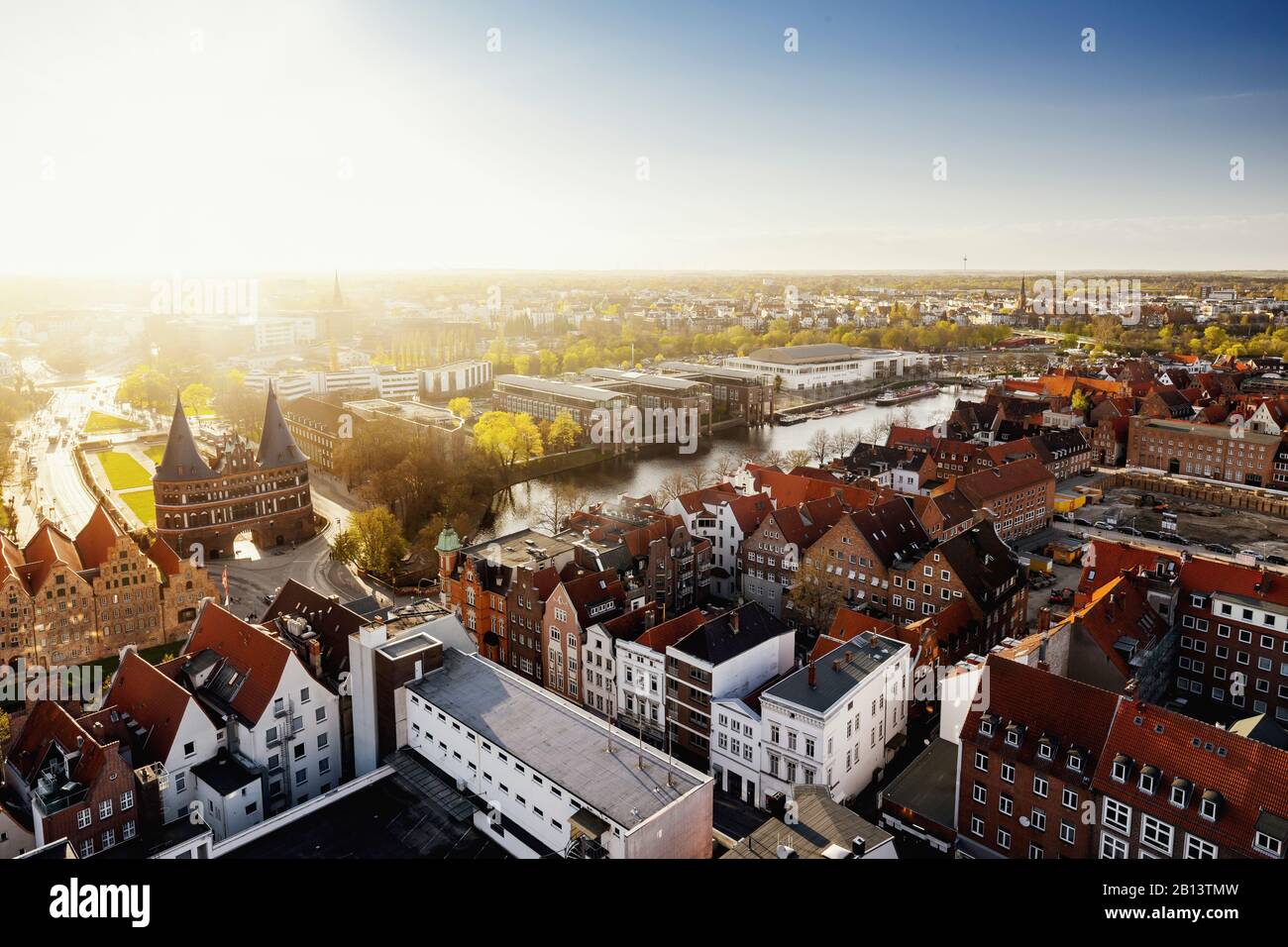 Vista de Lübeck y el Holstentor al atardecer, Schleswig-Holstein, Alemania Foto de stock