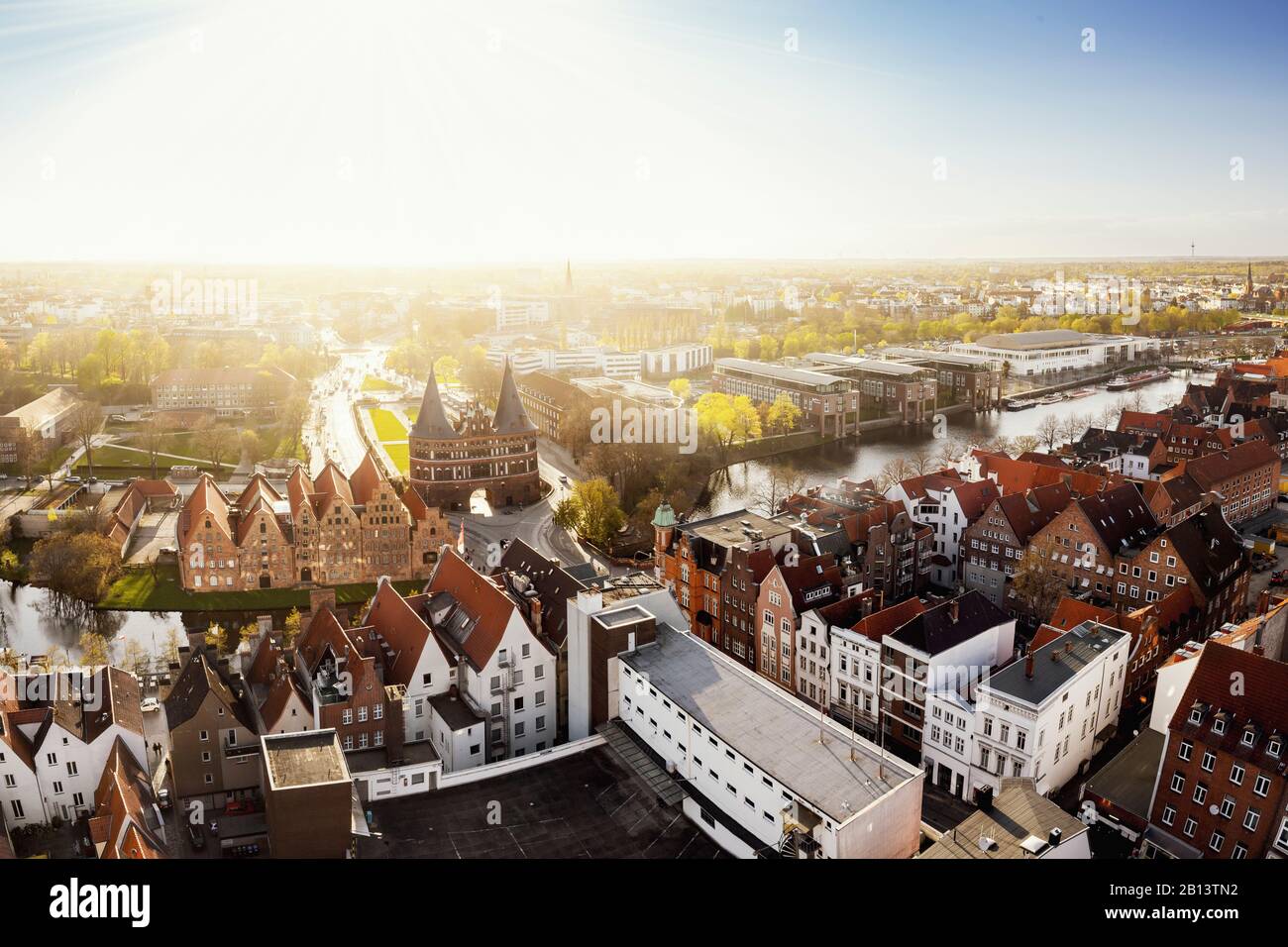 Vista de Lübeck y el Holstentor al atardecer, Schleswig-Holstein, Alemania Foto de stock