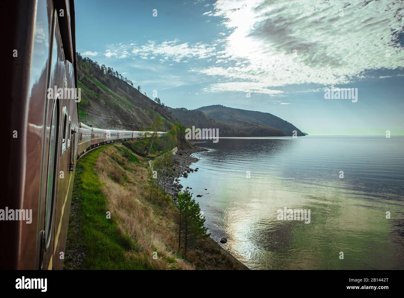 Ferrocarril Transiberiano en el lago Baikal, en Siberia, Rusia Foto de stock