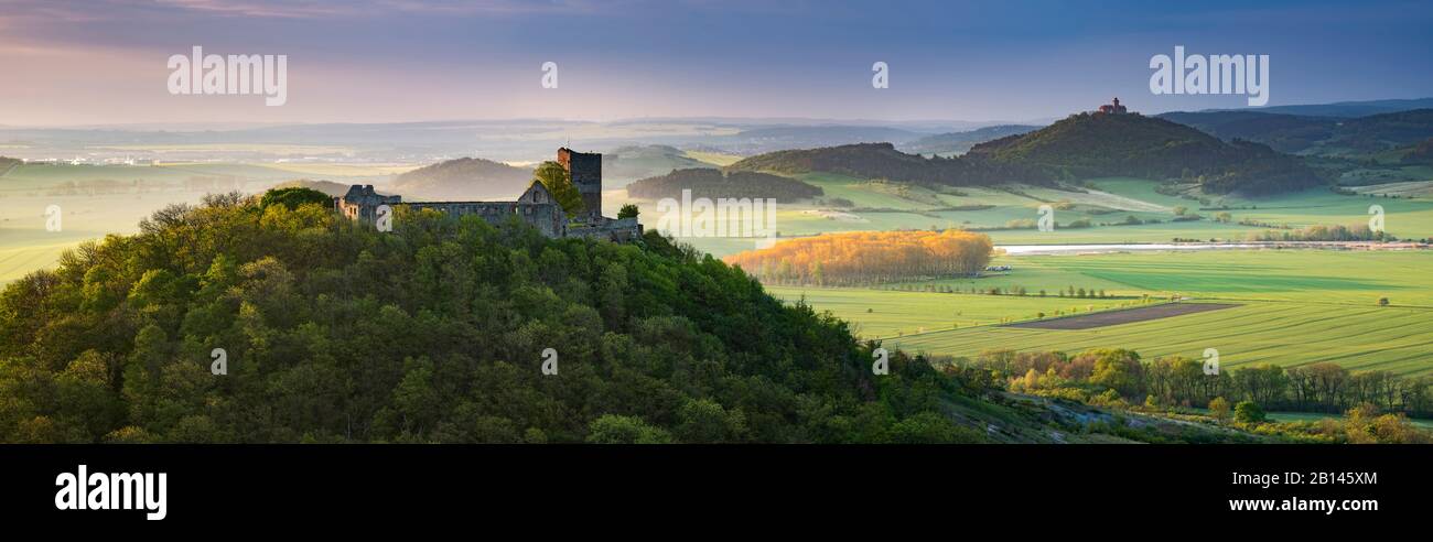 Vista de las ruinas del castillo de Gleichen y de la fortaleza de Wachsenburg, luz de la mañana, Drei Gleichen, Wandersleben, Turingia, Alemania Foto de stock