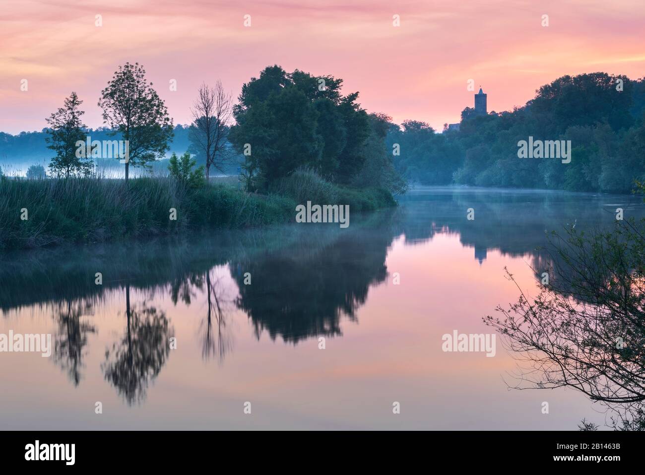 Amanecer en el río Saale con ruinas del Schönburg, reflexión de agua, niebla matutina, Naumburg, Sajonia-Anhalt, Alemania Foto de stock