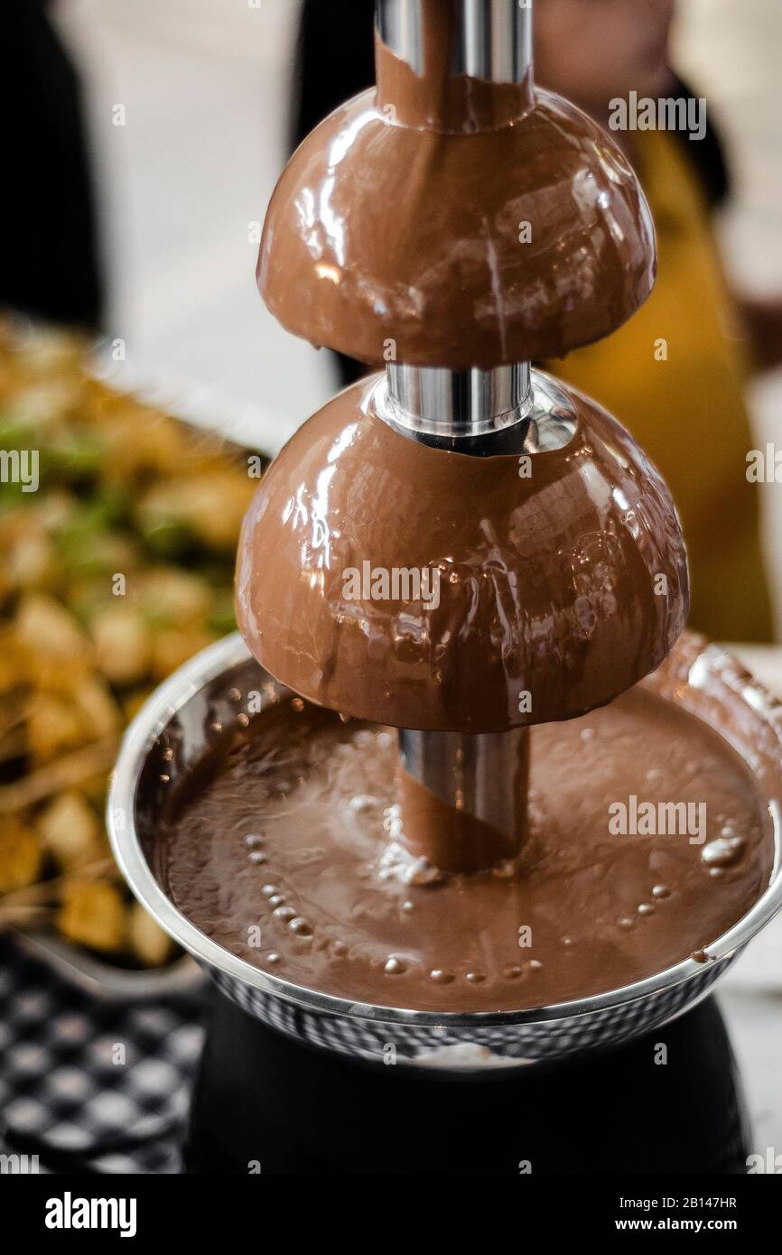 fuente de chocolate con máquina de catering con brochetas de frutas en mesa de  buffet rústica Fotografía de stock - Alamy