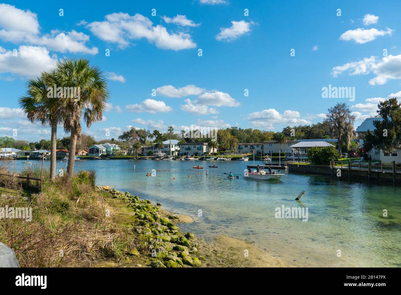 22 de febrero de 2020, CRYSTAL RIVER, FL: Uno de los muchos remansos de King's Bay, Hunter Springs es un popular lugar de deportes acuáticos para los kayakistas, remo bo Foto de stock