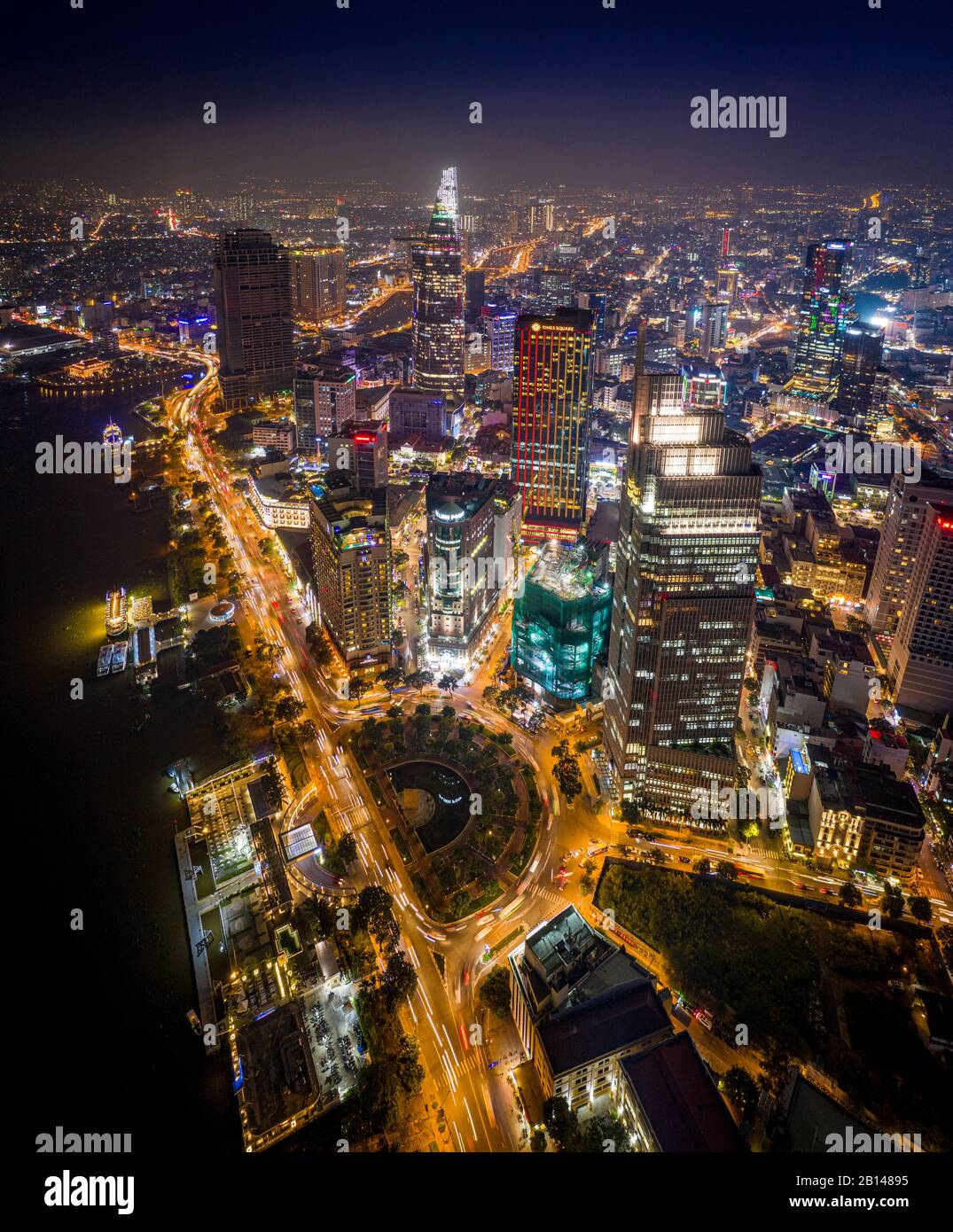 Saigón por la noche, fotografía aérea, Vietnam Foto de stock