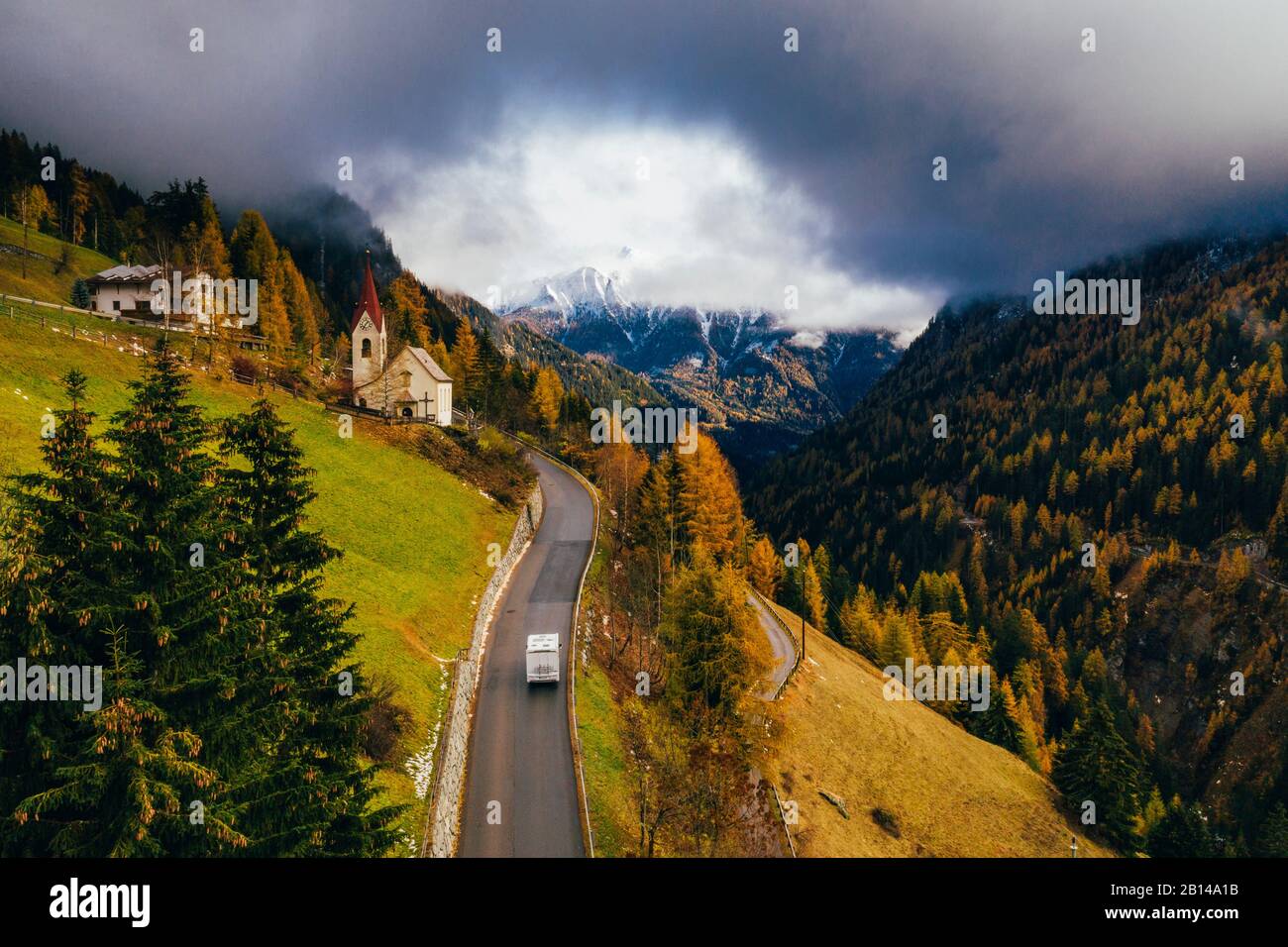 Pase a Samnaun en Suiza con vistas a las montañas de los alrededores Foto de stock