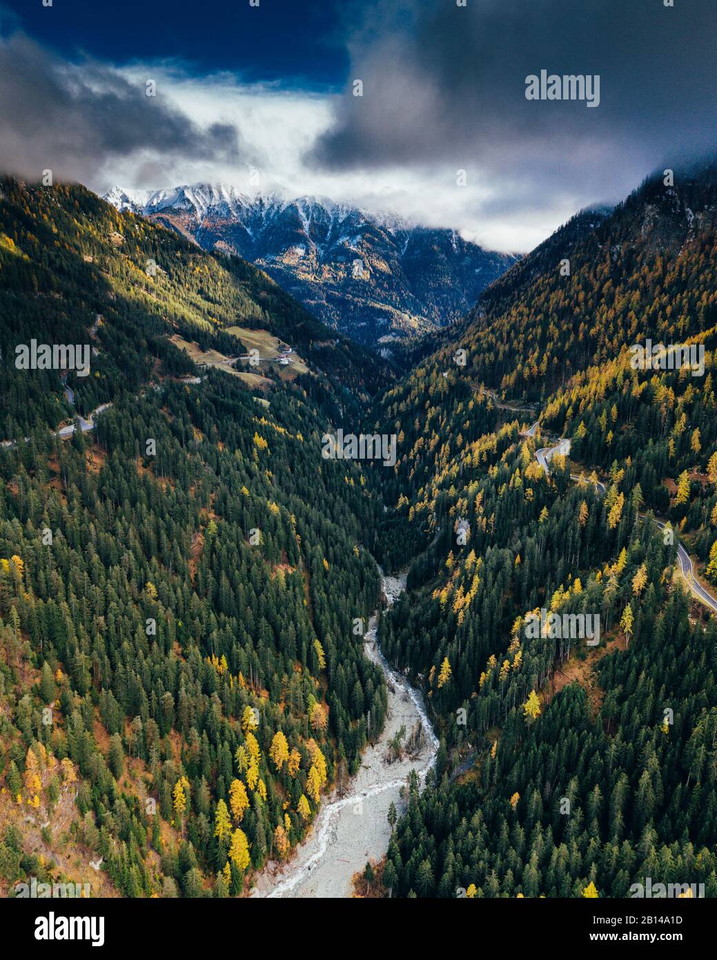 Pase a Samnaun en Suiza con vistas a las montañas de los alrededores Foto de stock