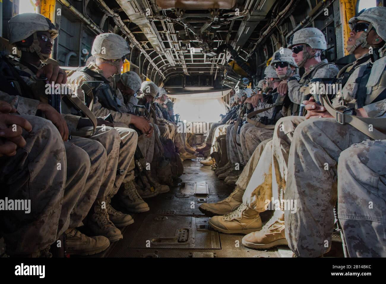 Los Marines de Estados Unidos con el 2º Batallón, 6º Regimiento de la infantería de marina son transportados por una del tipo CH-53E Super Stallion helicóptero asignado al escuadrón de helicópteros pesados de Marina (HMH) 466 durante un ejercicio como parte del curso de instructores de armas y tácticas (WTI) 2-17 cerca de Yuma, Arizona, 20 de abril de 2017. El WTI se celebra bianualmente en Marine Corps Air Station (MCAS) Yuma, Arizona, para proporcionar a los estudiantes con la formación detallada sobre las diferentes gamas en Arizona y California. (Ee.Uu. Marine Corps foto por CPL. A. Trever Statz) Foto de stock