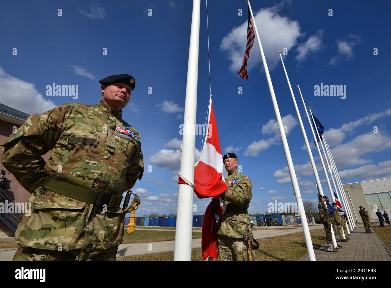 Los soldados daneses participan en una ceremonia organizada por la Fuerza de Defensa de Estonia de dar la bienvenida oficial a la OTAN es mayor presencia de avance el grupo de combate en la base del Ejército de tapas, Estonia, 20 de abril de 2017. (Ee.Uu. Foto del ejército por Jason Johnston) Foto de stock