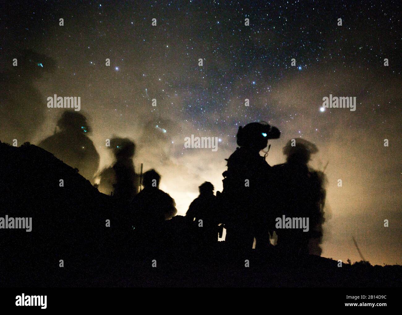 Los Marines de Estados Unidos con el 1er Batallón Raider Marina, Marine Raider Regimiento de la Infantería de Marina del Comando de Operaciones Especiales de las fuerzas, esperan la partida durante el último ejercicio (FINEX) dos como parte del curso de instructores de armas y tácticas (WTI) 2-17, cerca de Yuma, Arizona, 27 de abril de 2017. Este ejercicio fue diseñado para ejecutar un simulacro de fuerzas especiales de funcionamiento, al tiempo que admiten RAID Equipo de Combate Regimental objetivos y centrándose en la realización de las seis funciones de la Aviación Marina. El precio del WTI fue de 7 semanas de evento de capacitación organizado por la aviación y marina armas y tácticas (MAWTS-1), el cual enfatiza los cuadros Foto de stock
