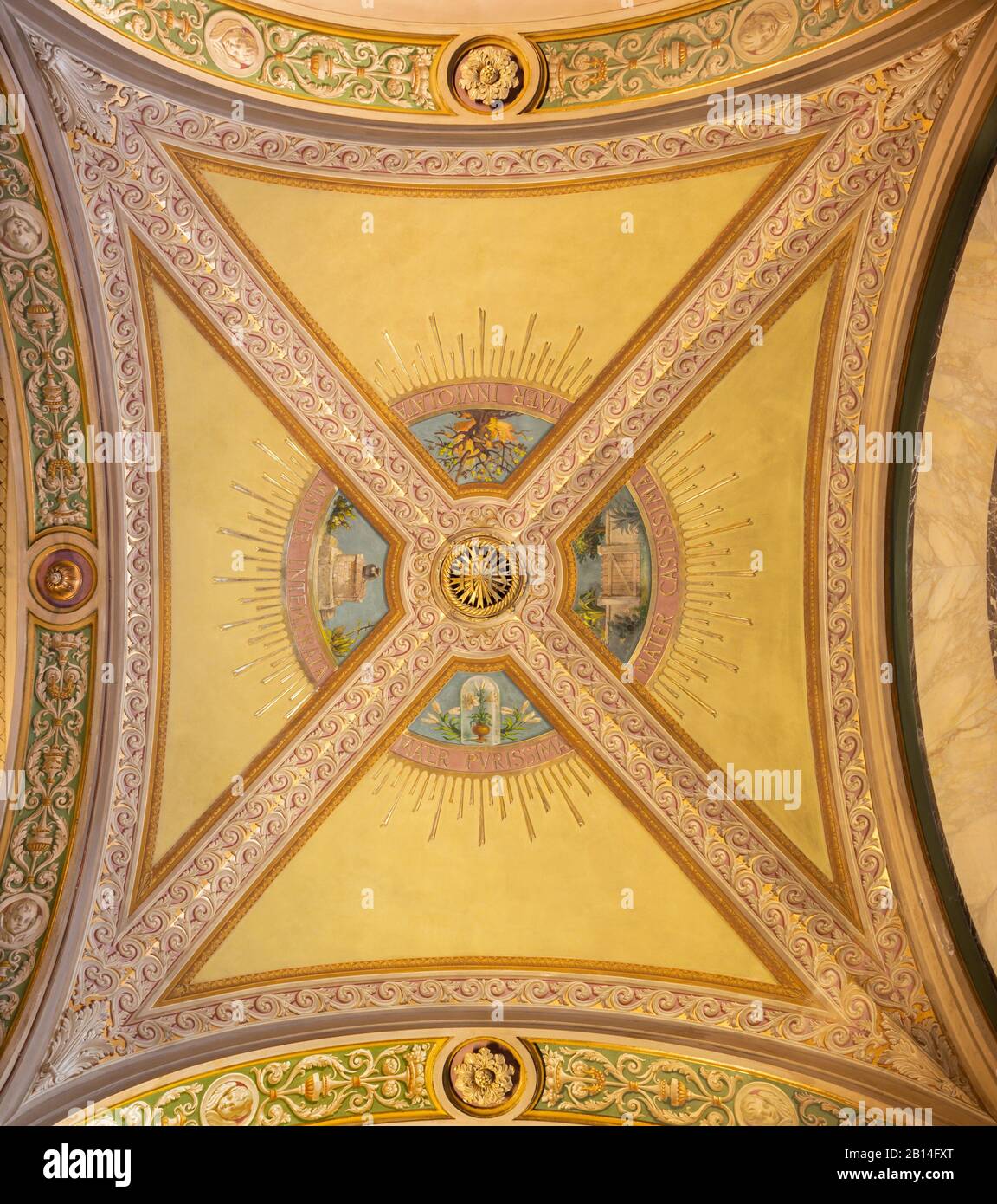 Turín, Italia - 15 de marzo de 2017: el detalle de los frescos en el techo en la iglesia Basílica María Auxiliadora por artista desconocido de 19.%. Foto de stock
