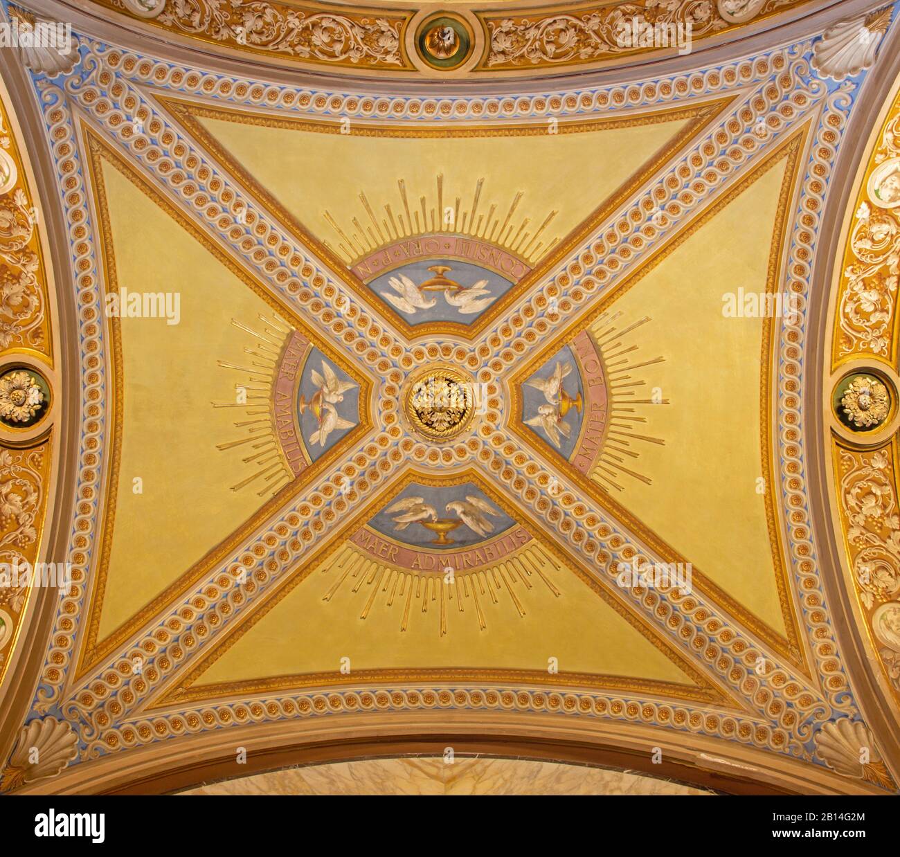 Turín, Italia - 15 de marzo de 2017: el detalle de los frescos en el techo en la iglesia Basílica María Auxiliadora por artista desconocido de 19.%. Foto de stock