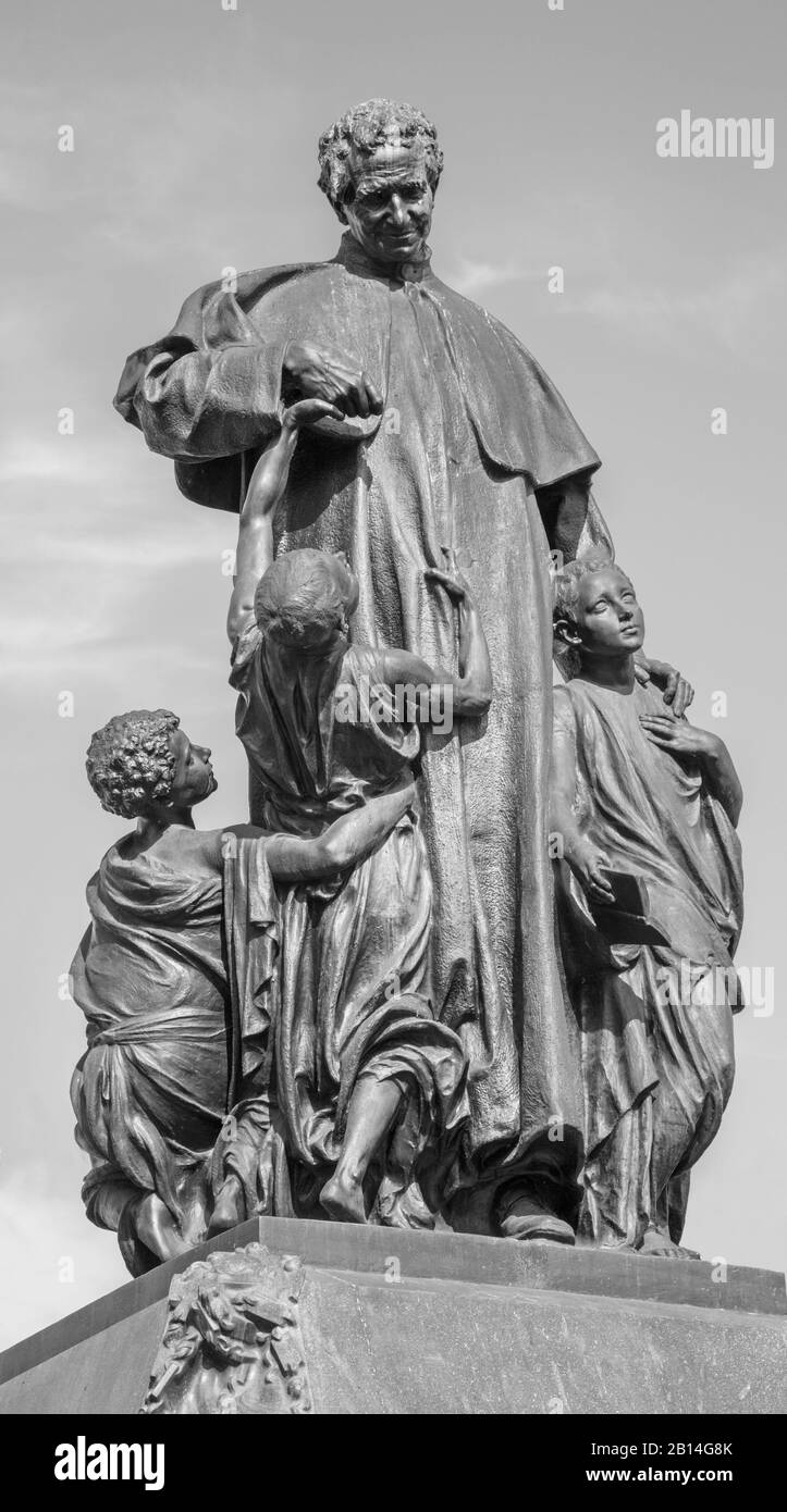 TURÍN, ITALIA - 15 DE MARZO de 2017: La estatua de Don Bosco el fundador de los salesianos frente a la Basílica María Austilatera (Basílica de María Auxiliadora). Foto de stock