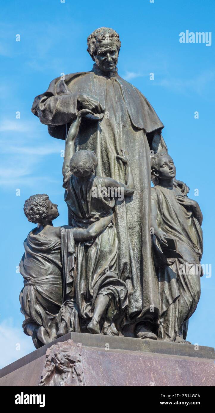 TURÍN, ITALIA - 15 DE MARZO de 2017: La estatua de Don Bosco el fundador de los salesianos frente a la Basílica María Austilatera (Basílica de María Auxiliadora). Foto de stock