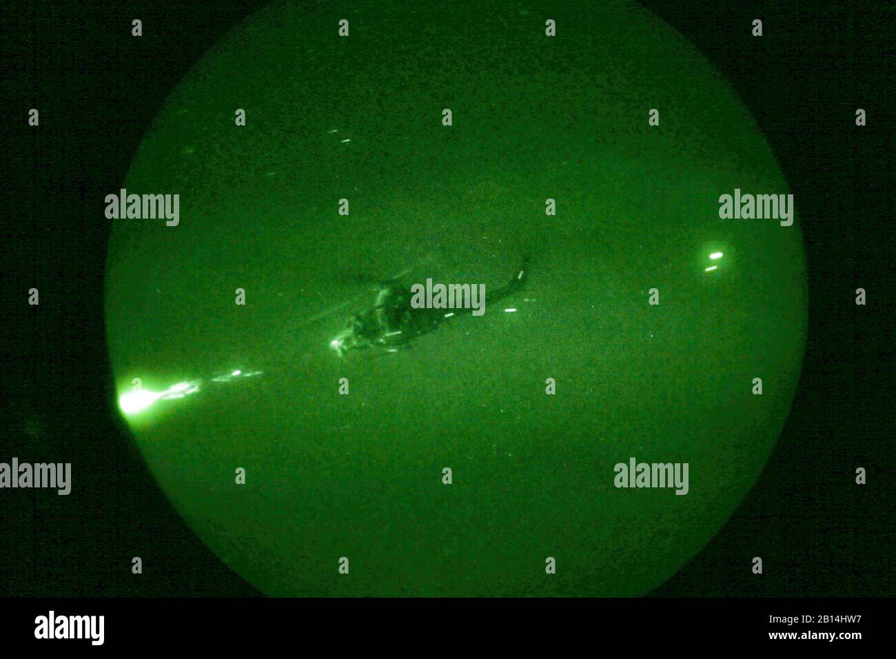Un Cuerpo de Marines de EE.UU UH-1Y Venom asignado a la Aviación Marina Escuadrón de armas y tácticas (MAWTS-1) engrana blancos durante un estrecho apoyo aéreo urbano (UCAS) ejercicio como parte del curso de Instructor de armas y tácticas (WTI) 2-17 en Yodaville, Ariz., 7 de abril de 2017. La UCAS ejercicio fue diseñado para centrarse en el empleo de tácticas específicas de aire y helicópteros de apoyo aéreo ofensivo activos de aviación a fin de apoyar el combate en tierra elemento esquema de maniobra. El WTI es un evento de capacitación de siete semanas hospedado por MAWTS-1 cadre, que enfatiza la integración operacional de las seis funciones de Marine Corp Foto de stock