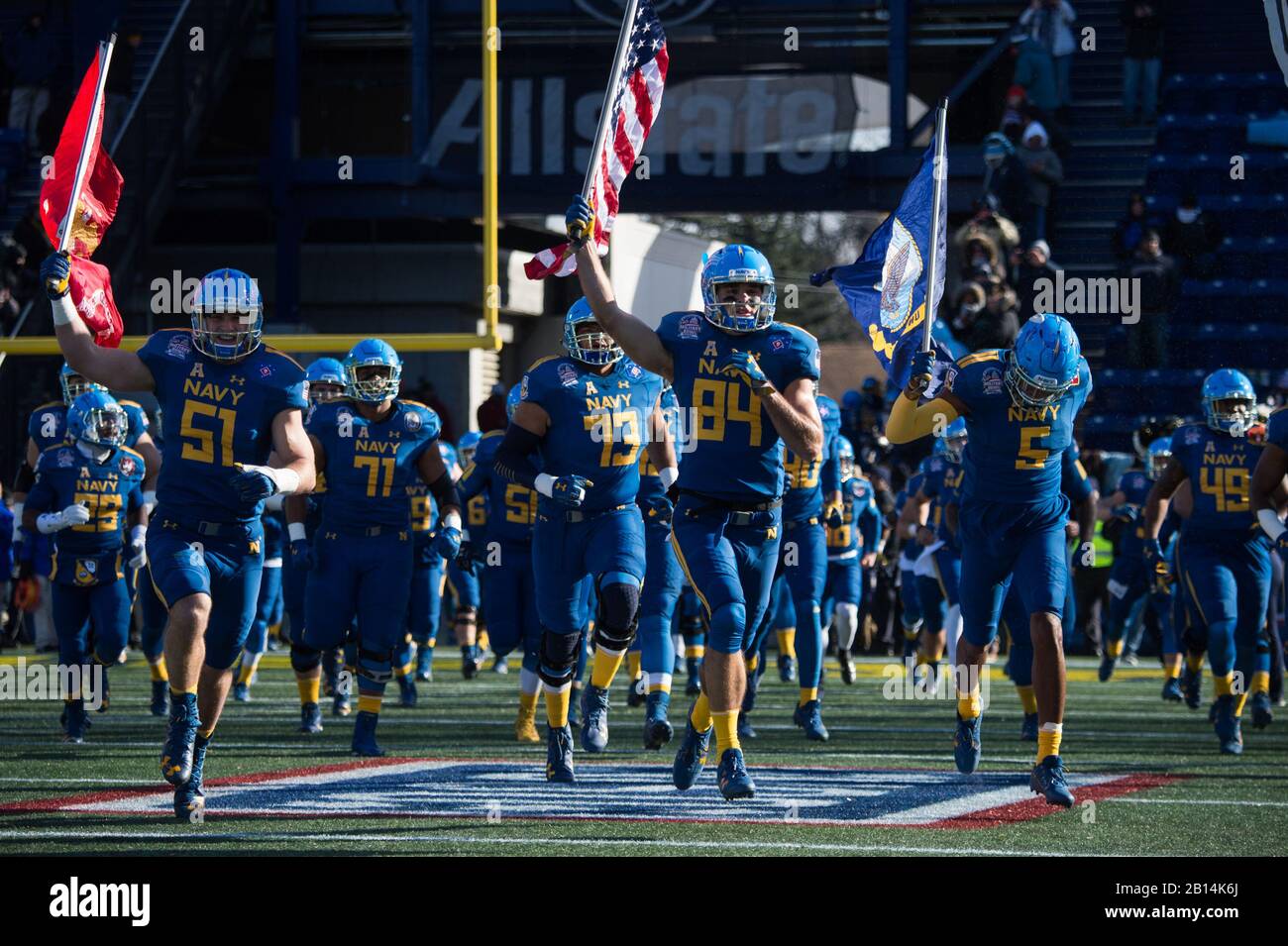 Jugadores de fútbol de la Academia Naval de EE.UU. Tome el terreno antes del 2017 militares en el Navy Bowl - Marine Corps Memorial Stadium en Annapolis, Maryland, el 28 de diciembre, 2017. La Marina cadetes derrotó a la Universidad de Virginia Cavaliers 49-7. (DoD foto por el sargento del ejército de EE.UU. James K. McCann) Foto de stock
