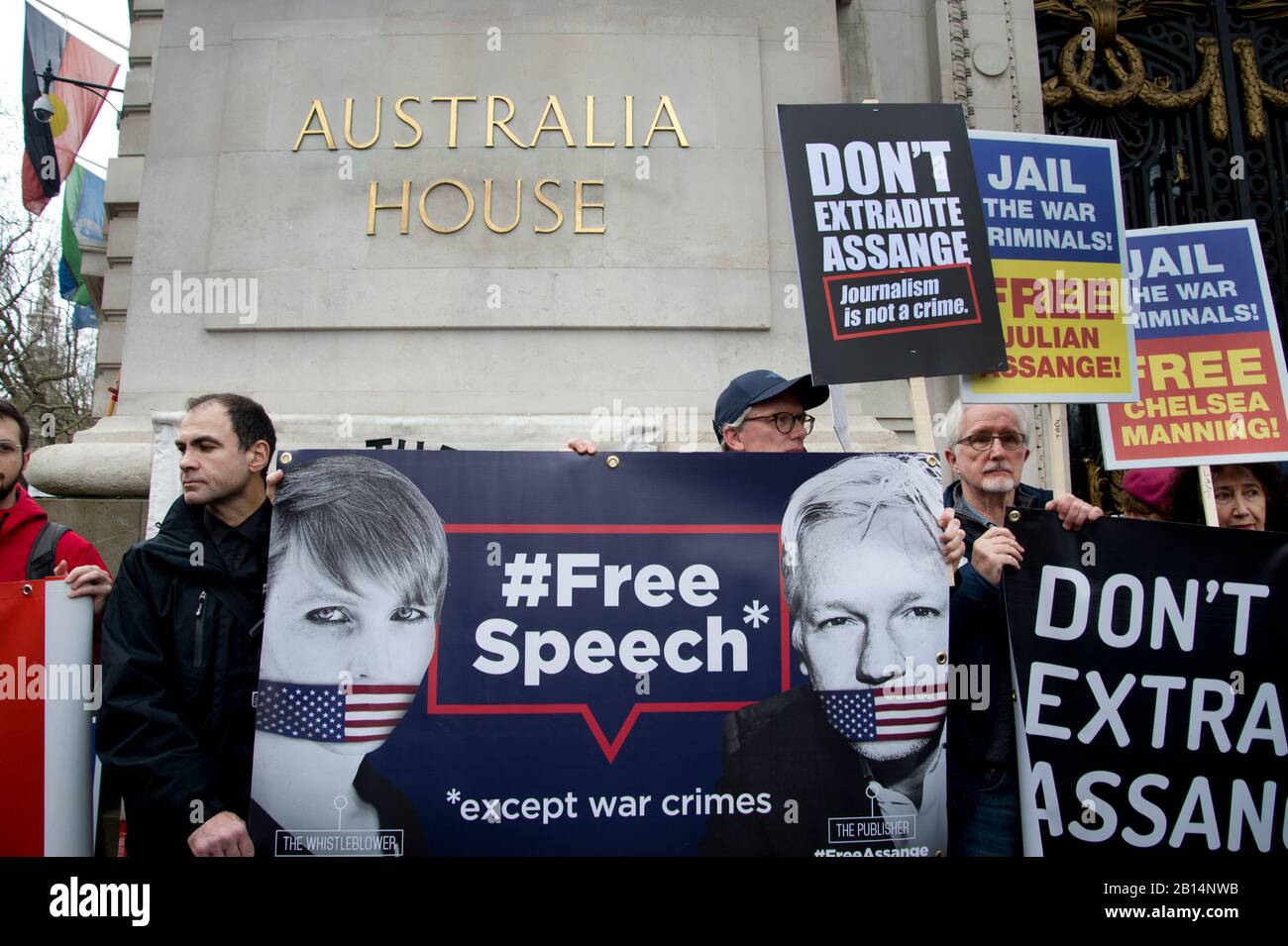 Londres 22 de febrero de 2020. Manifestación frente a la Embajada de Australia para oponerse a la extradición a los Estados Unidos de Julian Assange, que se encuentra en la prisión de Belmarsh Foto de stock