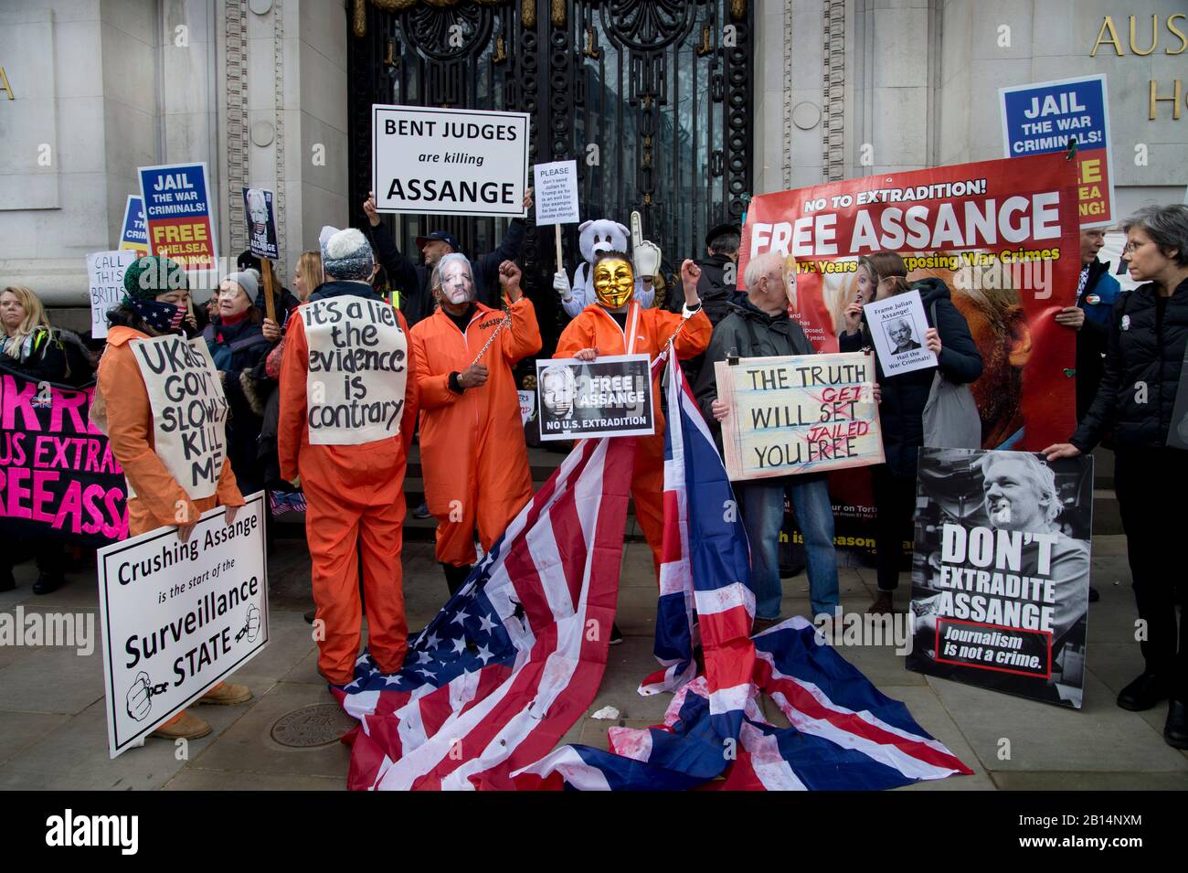 Londres 22 de febrero de 2020. Manifestación frente a la Embajada de Australia para oponerse a la extradición a los Estados Unidos de Julian Assange, que se encuentra en la prisión de Belmarsh Foto de stock