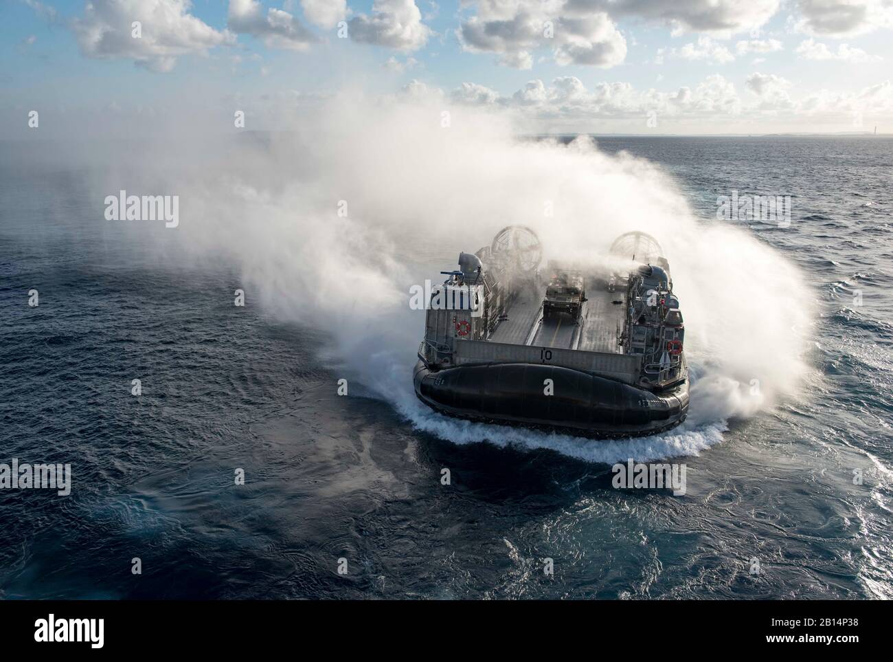 190417-N-OX029-1045 MAR DE FILIPINAS (17 de abril de 2019) UNA nave de aterrizaje, cojín de aire (LCAC) se prepara para entrar en la cubierta del pozo del buque de asalto anfibio USS Wasp (LHD 1). Wasp, buque insignia de Wasp Amphibious Ready Group, está operando en la región Indo-Pacífico para mejorar la interoperabilidad con socios y servir como fuerza de respuesta para cualquier tipo de contingencia. (EE.UU Foto de la Marina por Especialista en Comunicación de masas 3 ª clase Benjamin F. Davella III) Foto de stock