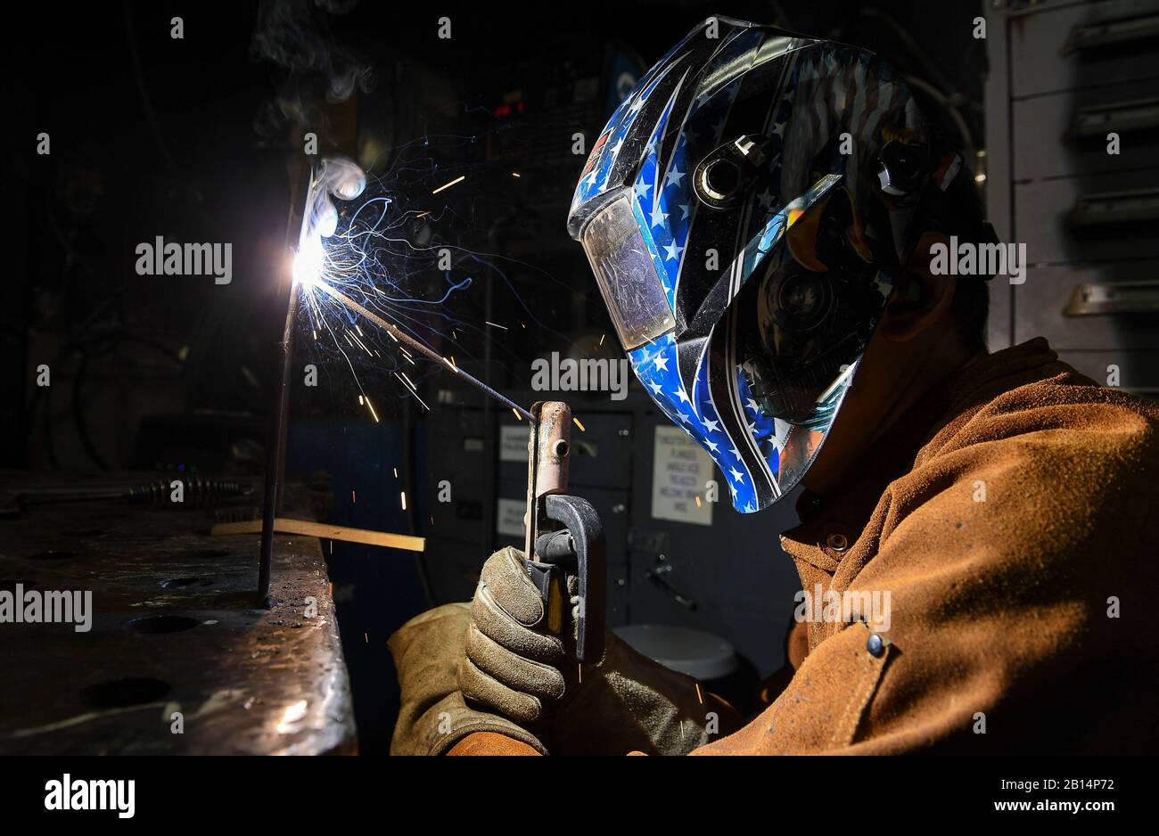 Técnico de casco de tercera clase Chris Judd practica la soldadura de palo a bordo del portaaviones USS Nimitz (CVN 68) en Washington, 29 de mayo de 2019. Nimitz está llevando a cabo una disponibilidad incremental planificada de atraque en el astillero naval Puget Sound y en la instalación de mantenimiento intermedio donde el buque está recibiendo mantenimiento programado y actualizaciones. (EE.UU Foto de la Marina por Christopher Jahnke, Especialista en Comunicación de masas de tercera clase) Foto de stock