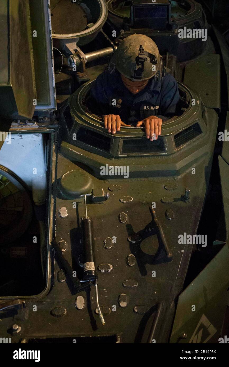 U.s. Marine Corps Lance Cpl. Mercardo Copeland, una marina anfibia de asalto con Batallón Landing Team 3/1, 13a Unidad Expedicionaria Marina (MEU), sube al asiento del conductor para arrancar el motor de un vehículo anfibio de asalto mientras está en el mar a bordo del muelle anfibio USS Rushmore (LSD 47), 2 de mayo de 2018. El Essex Amphibious Ready Group (ARG) y el 13º MEU se integraron para llevar a cabo el segundo ejercicio importante de su capacitación previa al despliegue. ARG, Meu Exercise (ARGMEEX) proporciona una formación esencial y realista de barco a tierra, diseñada para mejorar la integración de th Foto de stock