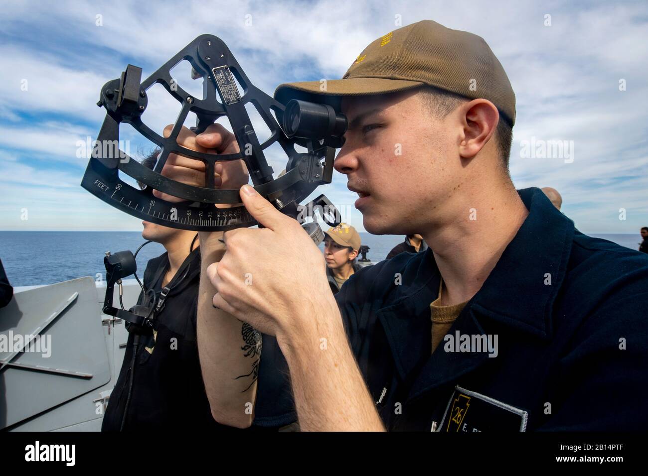 El acuartelador de la Marina de los Estados Unidos, Seaman Ethan Bracket, utiliza un estadimetro en el ala del puente de estribor para medir la distancia entre el buque de transporte anfibio de clase San Antonio USS John P. Murtha (LPD 26) y el aviador de reabastecimiento de la flota del comando de Sealift USNS Yukon (T-AO 202) Antes de una reposición en el mar en el Océano Pacífico 24 de enero de 2019. John P. Murtha está realizando operaciones rutinarias como parte del USS Boxer Amphibious Ready Group (ARG) en el Océano Pacífico oriental. (EE.UU Foto de la Marina por Especialista en Comunicación de masas de segunda clase Kyle Carlstrom) Foto de stock