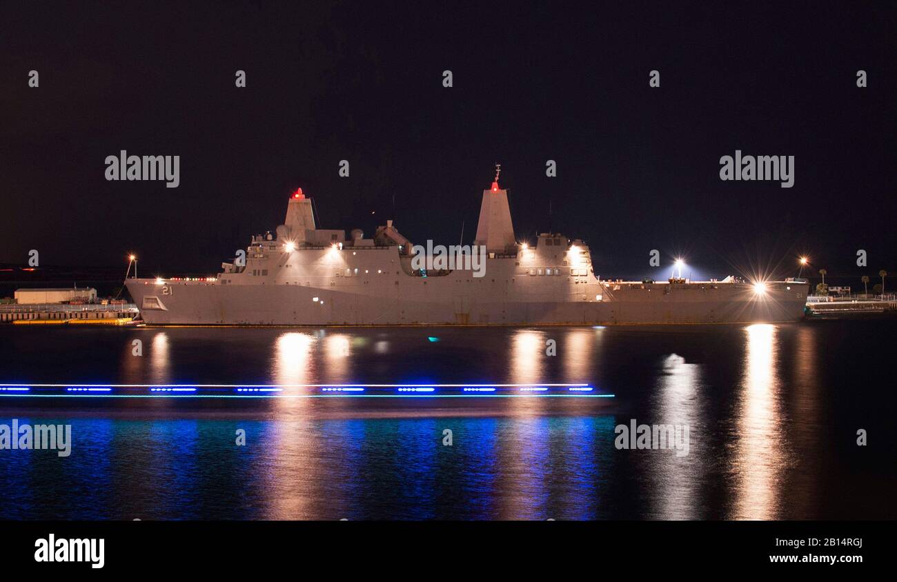 Una lancha patrullera del puerto se acelera más allá del barco anfibio del muelle de transporte USS New York (LPD 21), ya que se encuentra a la orilla de la Estación Naval Mayport FL., el 23 de diciembre de 2017. Nueva York regresó recientemente a casa después de completar Un Ejercicio Combinado de la Unidad de Entrenamiento compuesto y se está preparando para su despliegue programado a principios del próximo año. (EE.UU Foto de la Marina por David Holmes, Especialista en Comunicación de masas de primera clase) Foto de stock
