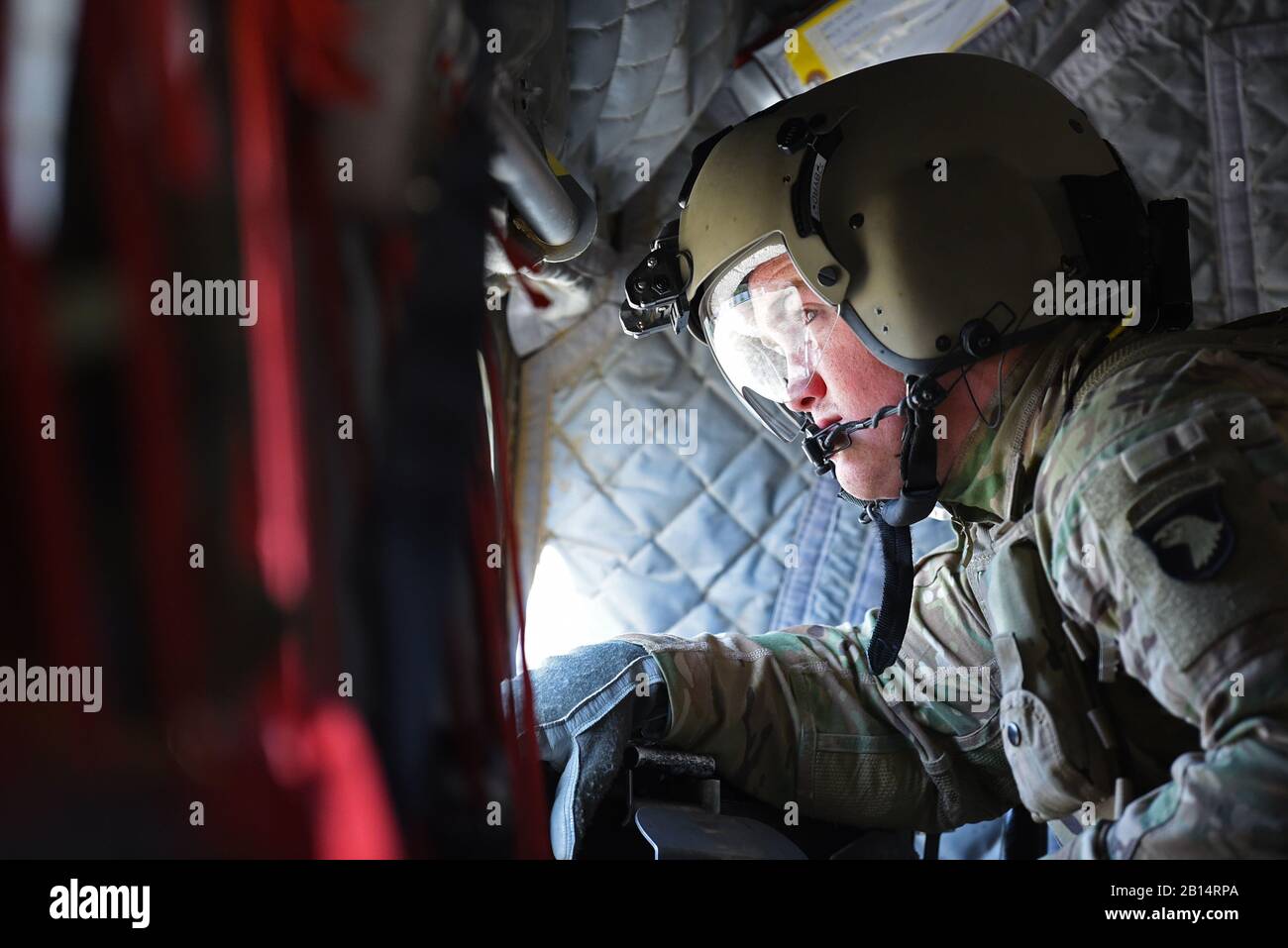 Un soldado de EE.UU. Tiene un arma en un helicóptero Chinook CH-47 que lleva al Secretario de Defensa de EE.UU. James N. Mattis en Kabul, Afganistán, 7 de septiembre de 2018. Mattis se reunió con miembros afganos y de la coalición durante la visita no anunciada al país. (Foto del DoD de Lisa Ferdinando) Foto de stock