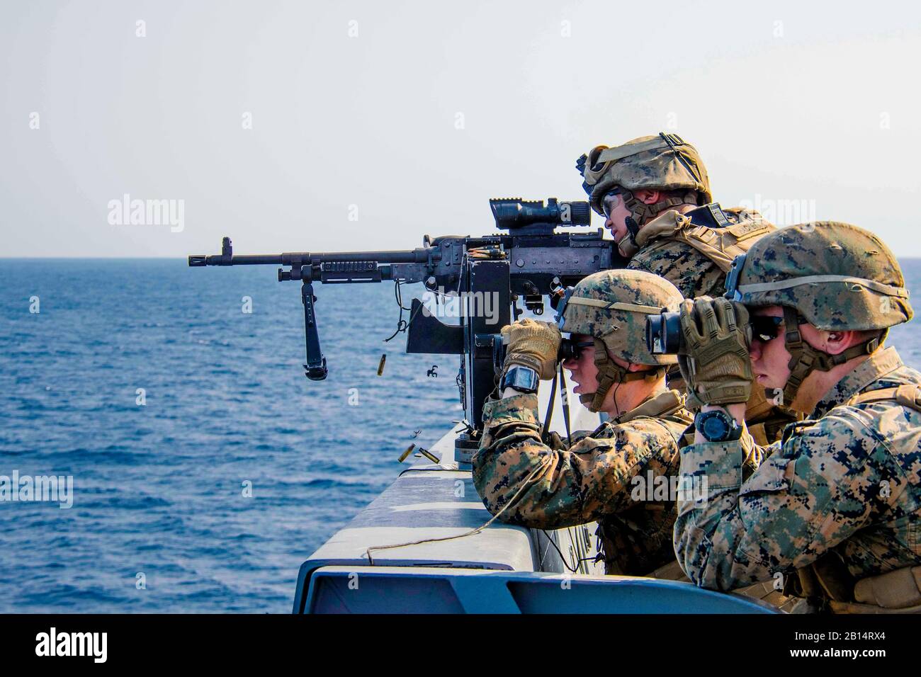 170304-N-JH293-292 el Mar de China oriental (4 de marzo de 2017), los infantes de Marina asignados al equipo de aterrizaje del Batallón 2º Batallón, 5º Marines, participar en una defensa de la fuerza anfibia (DATF) ejercicio de artillería a bordo del buque de transporte anfibio dock USS Green Bay (LPD 20). Durante el ejercicio DATF, Green Bay de calibre pequeño equipo de acción (SCAT) trabajaron conjuntamente con los Infantes de Marina de la 31ta Unidad Expedicionaria de la Infantería de Marina (MEU) a fin de proporcionar una cobertura de 360 grados de la nave. Green Bay, con embarcado 31 MEU, es un patrullaje de rutina, que operan en la región del Pacífico Indo-Asia para fortalecer las alianzas y ser un re Foto de stock