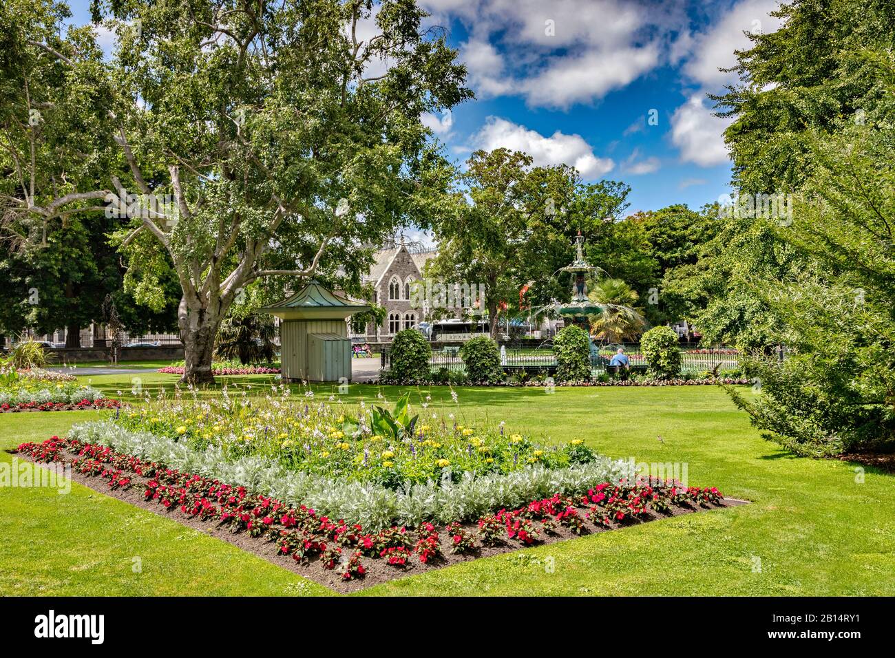 8 de enero de 2019: Christchurch, Nueva Zelanda - los Gadens Botánicos, con un gran lecho de flores formales, y la Fuente Peacock y los edificios del Centro de Arte... Foto de stock