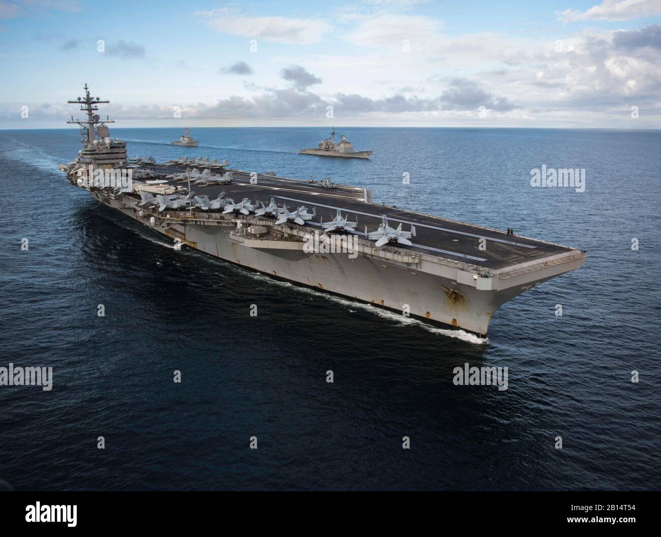 El portaaviones USS George H.W. Bush (CVN 77), crucero de misiles guiados USS mar Filipino (CG 58), y el misil guiado por el destructor USS Donald Cook (DDG 75) operan en la formación durante el ejercicio de 2017 Guerrero sajón en el Océano Atlántico el 8 de agosto de 2017. Los Estados Unidos y el Reino Unido co-anfitrión carrier strike group ejercicio demuestra la interoperabilidad y capacidad para responder a las crisis y disuadir a posibles amenazas. (Ee.Uu. Navy photo by Mass Communication Specialist 2nd Class Michael B. Zingaro) Foto de stock