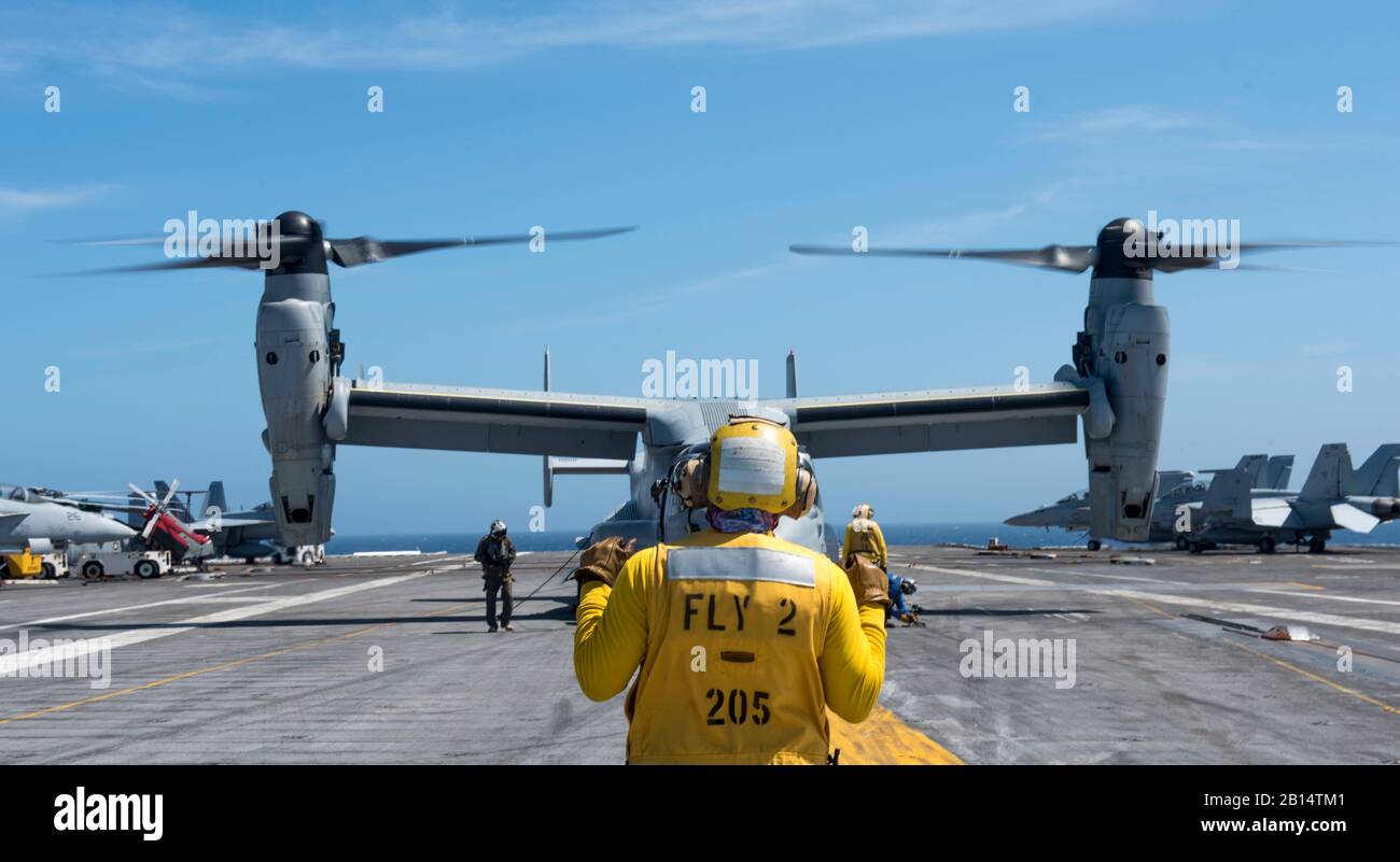 180801-N-FA806-0258 OCÉANO ATLÁNTICO (AP 1, 2018) Aviación de la Marina de EE.UU. El compañero de Boatswain (manipulación) primera clase Marlon Daley, de Nueva York, dirige un MV-22 Osprey, asignado a la prueba aérea y evaluación Escuadrón (HX) 21, a bordo de la cubierta de vuelo del portaaviones USS George H.W. Bush (CVN 77) en el Océano Atlántico 1 de septiembre de 2018. El buque está realizando ejercicios de entrenamiento de rutina para mantener la preparación del transportista. (EE.UU Foto de la Marina por el Especialista en Comunicación de masas de 3 ª clase Roland John) Foto de stock