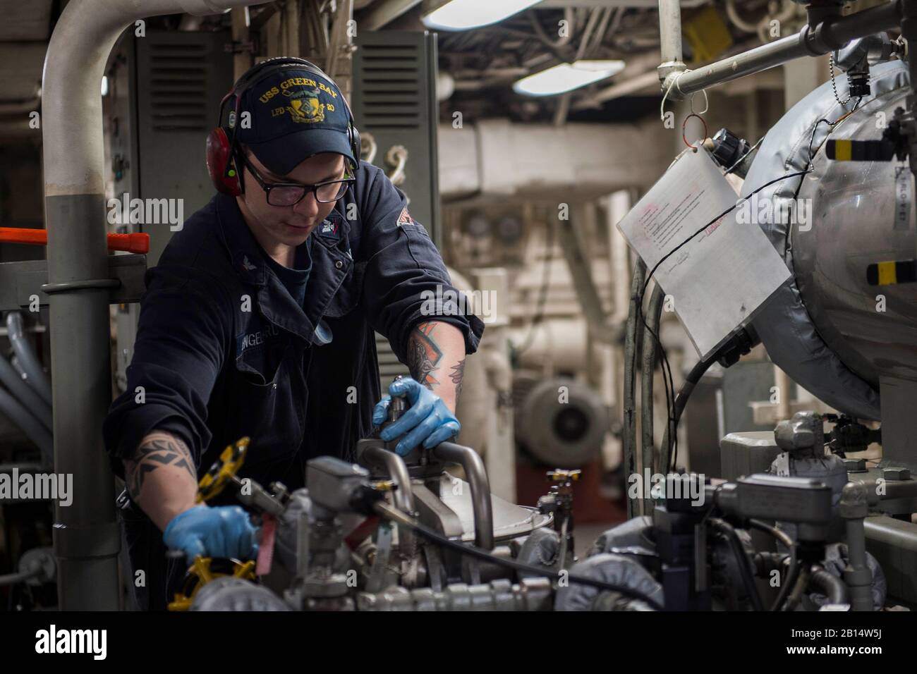 170327-N-ZL062-028 KINBU BAY (Marzo 27, 2017) 3ª clase Engineman Scotty Engelhard, desde el Lago St. Louis, Mo., trabaja en un purificador de aceite lubricante en la principal sala de máquinas, a bordo del transporte anfibio USS Dock Green Bay (LPD 20). Green Bay, parte del Grupo de ataque expedicionario Bonhomme Richard, iniciado con la 31ª Unidad Expedicionaria de los Infantes de Marina, es un patrullaje de rutina, que operan en la región del Pacífico Indo-Asia para mejorar warfighting disposición y postura hacia adelante como una fuerza de respuesta para cualquier tipo de contingencia. (Ee.Uu. Navy photo by Mass Communication Specialist Seaman Sarah Myers/liberado) Foto de stock