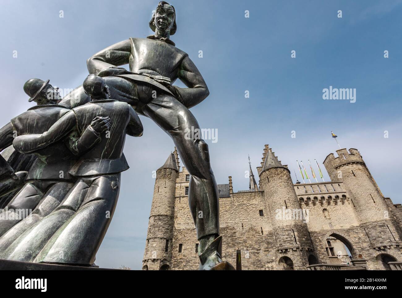 Estatua de Lange Wapper en frente de Het Steen Castillo del siglo 13. Foto de stock